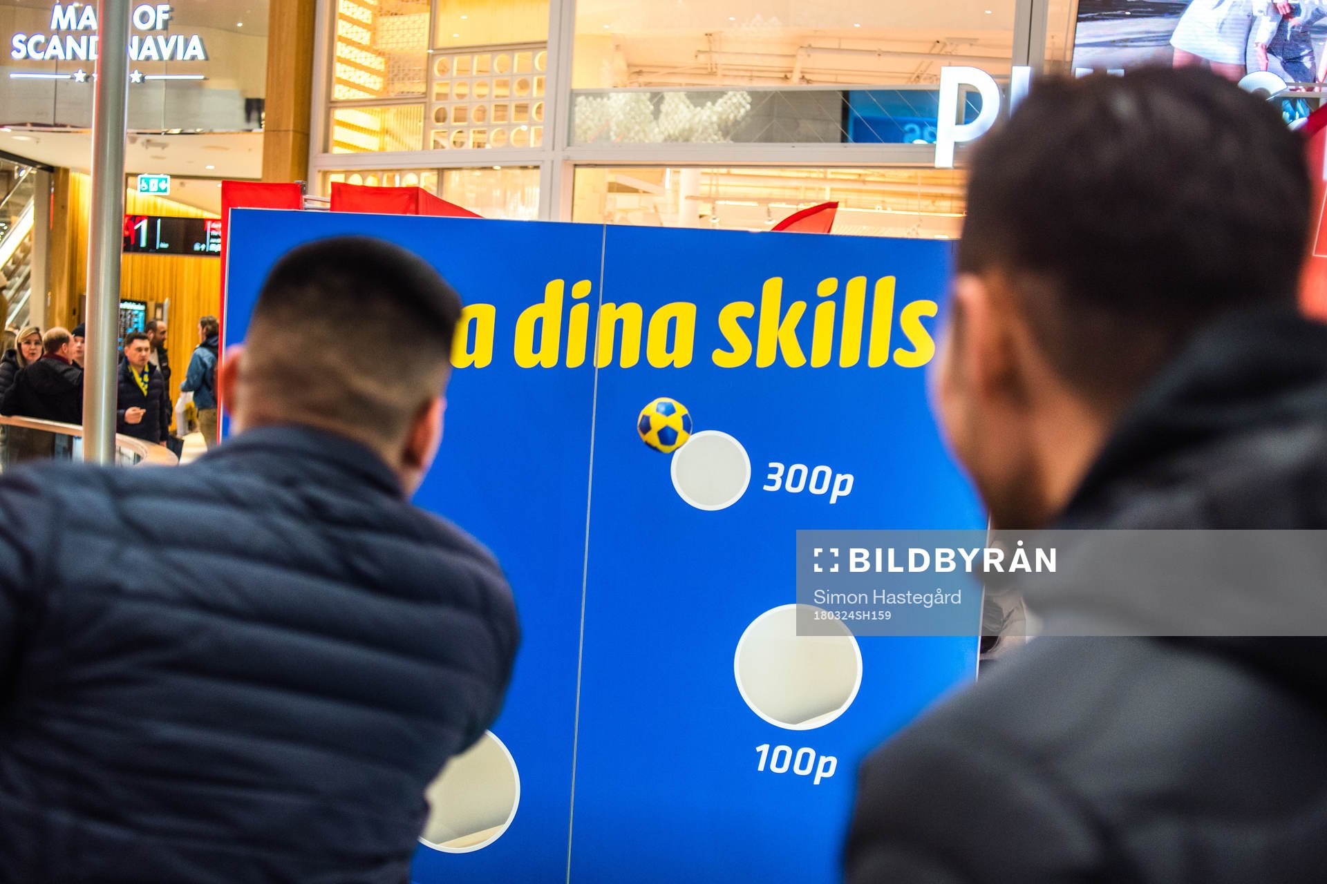 Bollkastning inne på Mall of Scandinavia före
