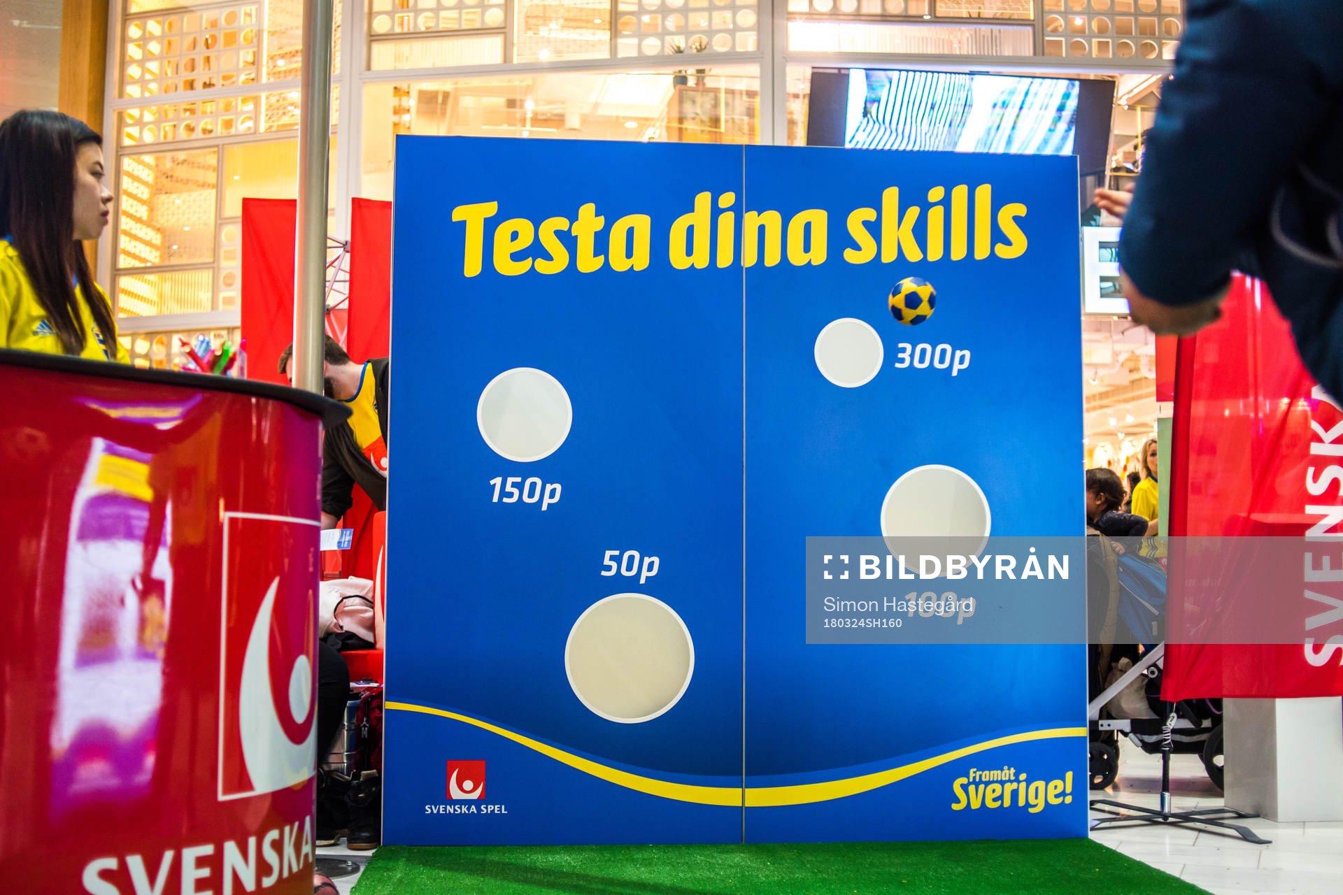 Bollkastning inne på Mall of Scandinavia före
