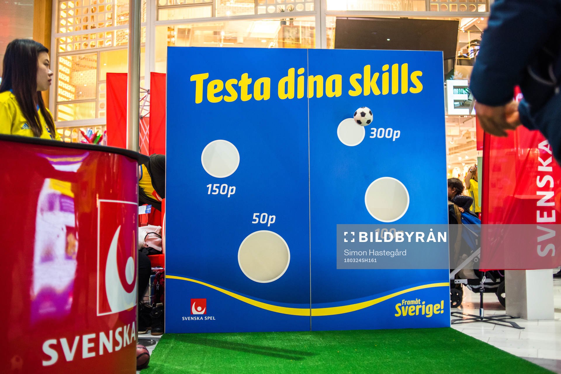 Bollkastning inne på Mall of Scandinavia före