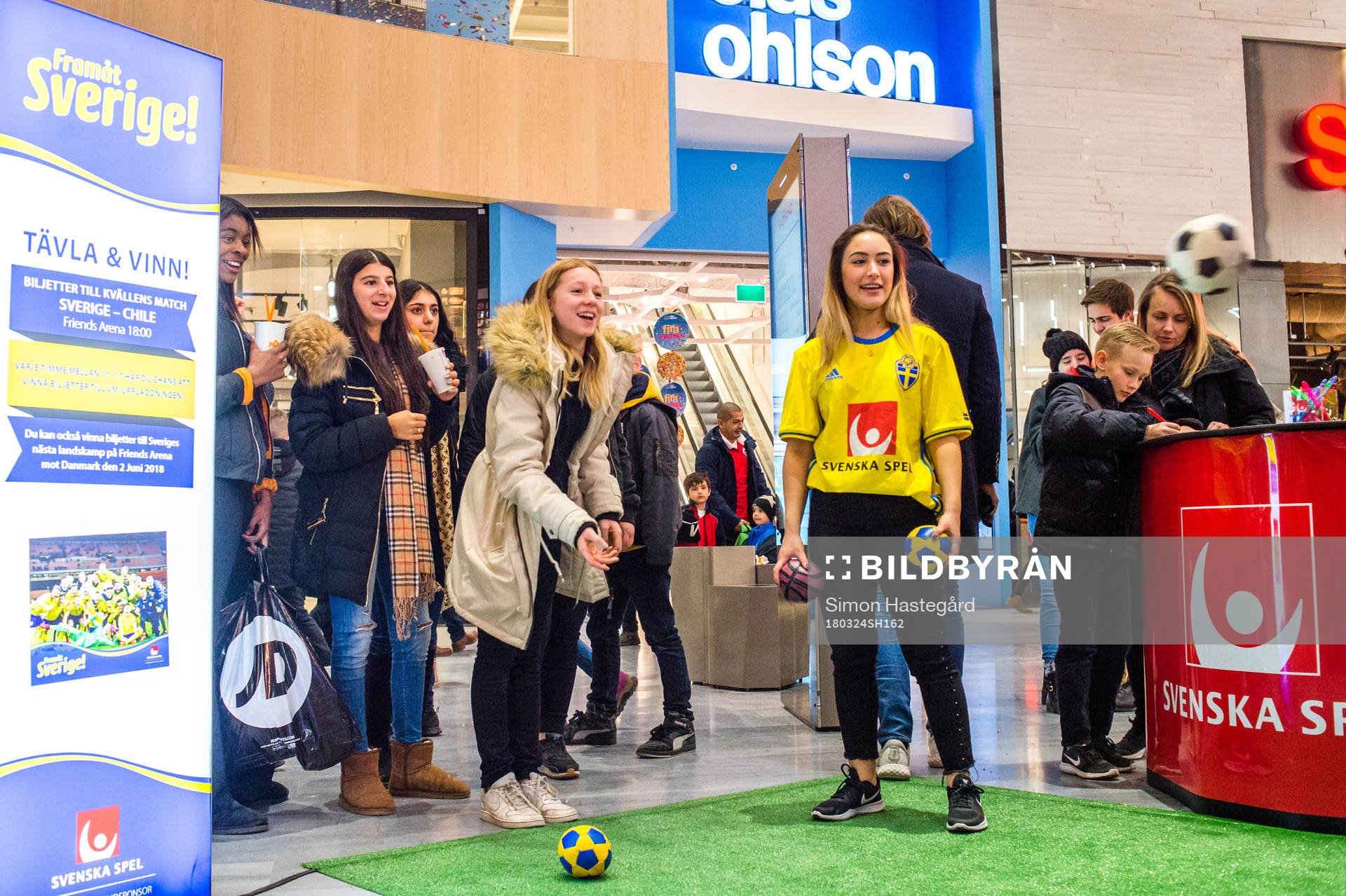 Bollkastning inne på Mall of Scandinavia före