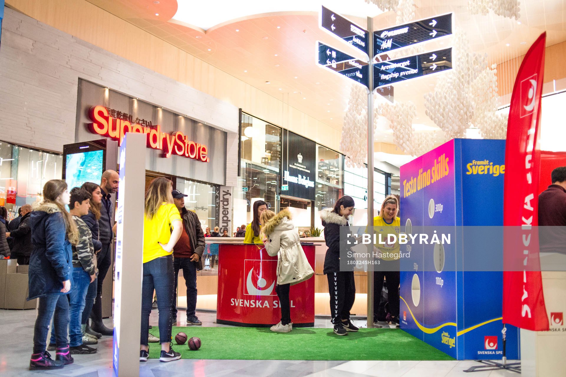 Bollkastning inne på Mall of Scandinavia före