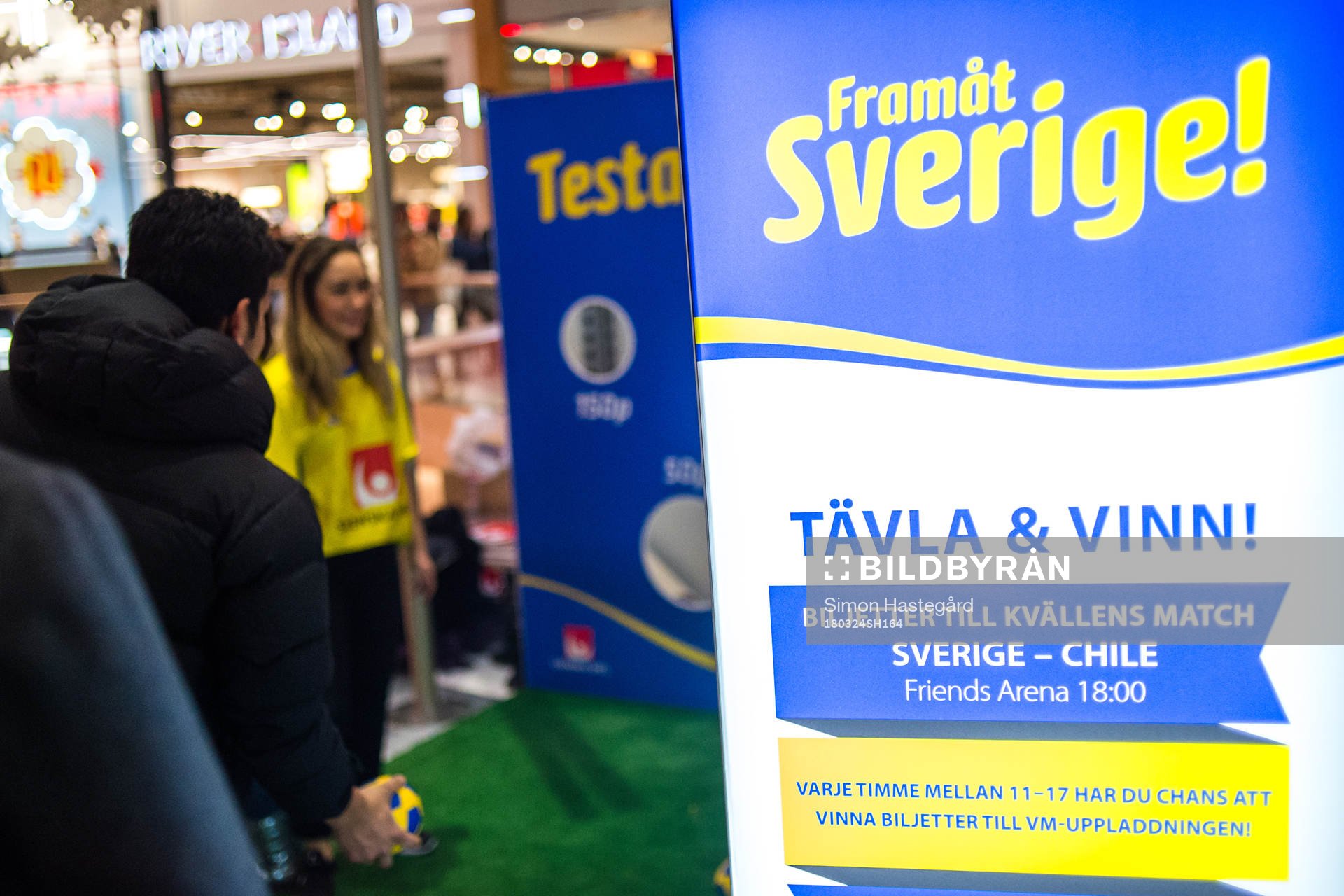 Bollkastning inne på Mall of Scandinavia före