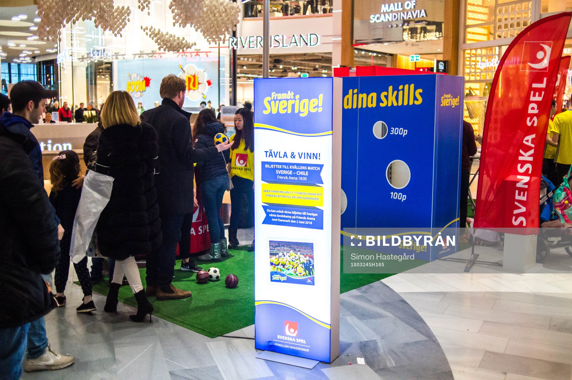 Bollkastning inne på Mall of Scandinavia före