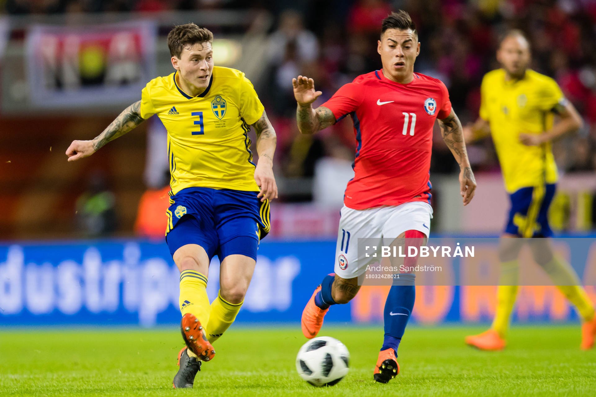 Sveriges Victor Nilsson Lindelöf jagas av Chiles Eduardo