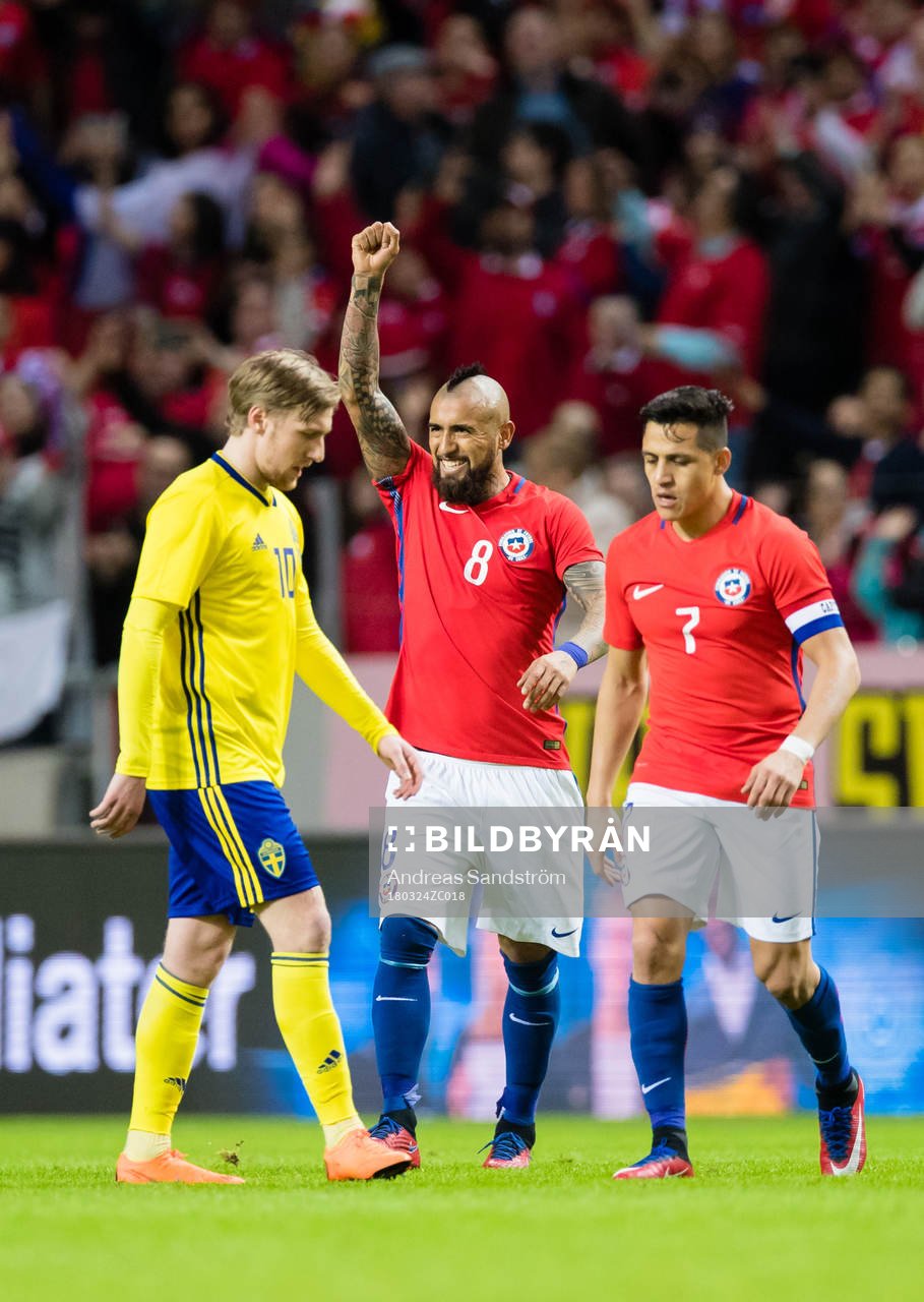Chiles Arturo Vidal jublar med Alexis Sanchez bredvid en deppande Emil Forsberg efter 0-1 under träningslandskampen i fotboll mellan Sverige och Chile den 24 Mars 2018 i Stockholm.