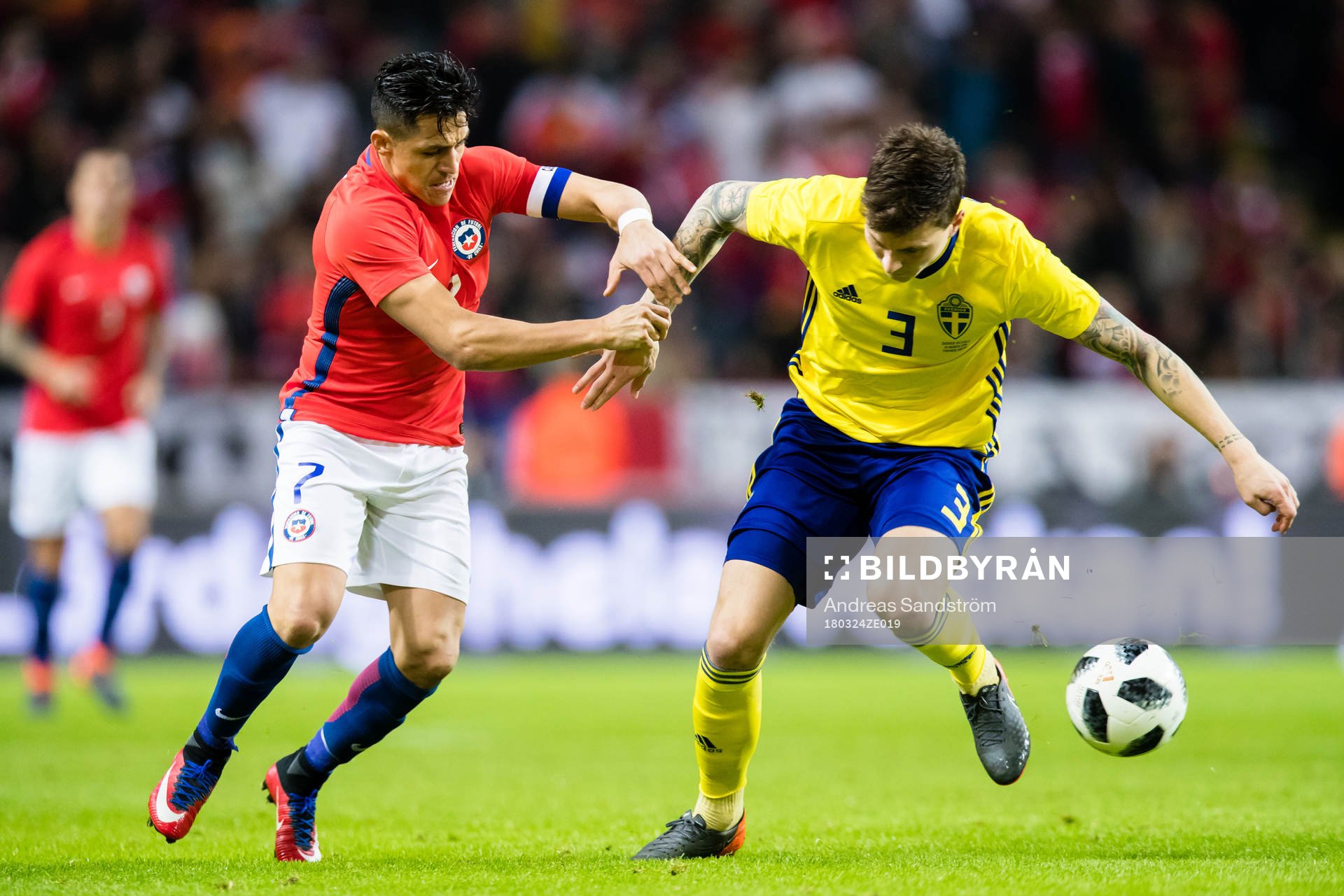 Chiles Alexis Sanchez i kamp med Sveriges Victor Nilsson Lindelöf under träningslandskampen i fotboll mellan Sverige och Chile den 24 Mars 2018 i Stockholm.