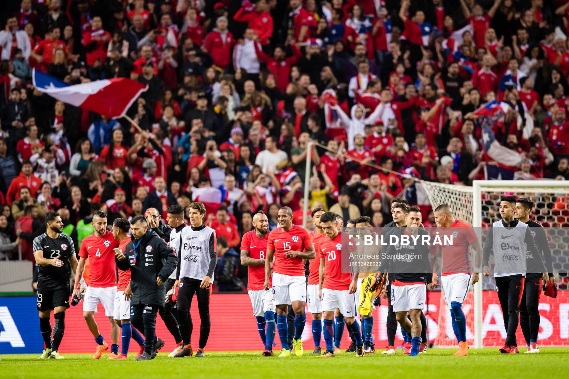 Chiles lag jublar efter träningslandskampen i fotboll mellan Sverige och Chile den 24 Mars 2018 i Stockholm. 