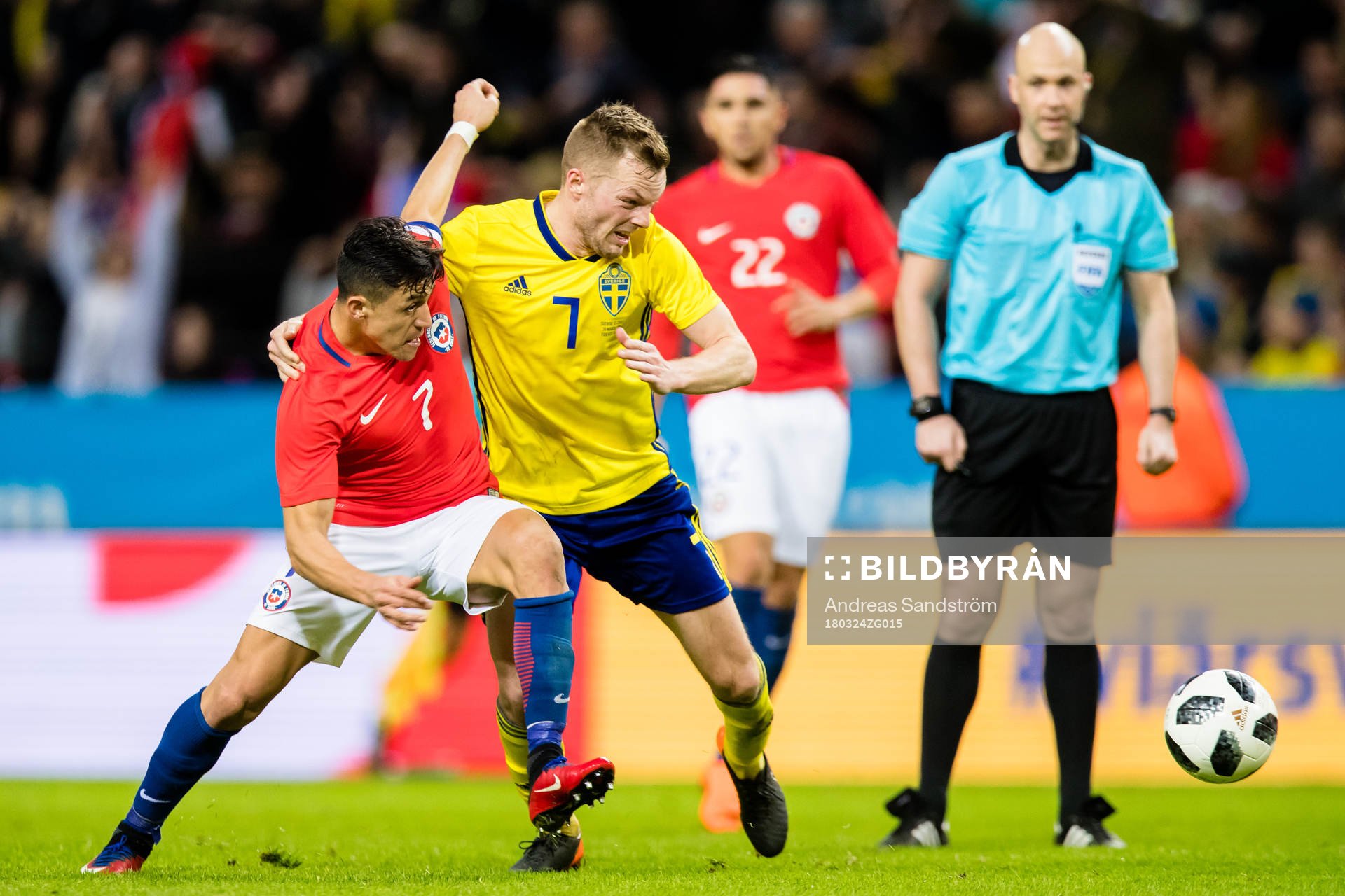 Sveriges Sebastian Larsson i kamp om bollen med Chiles