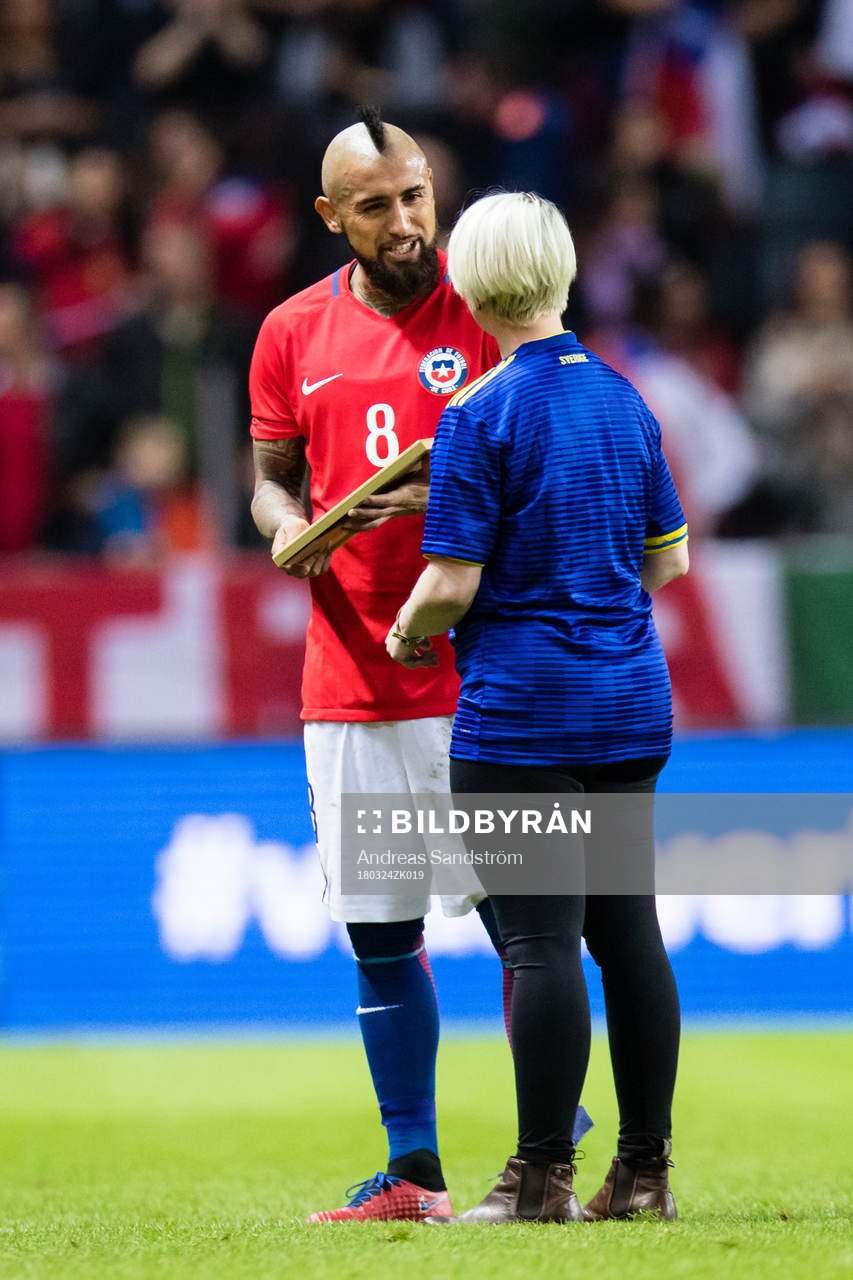 Chiles Arturo Vidal tar emot pris som matchen spelare