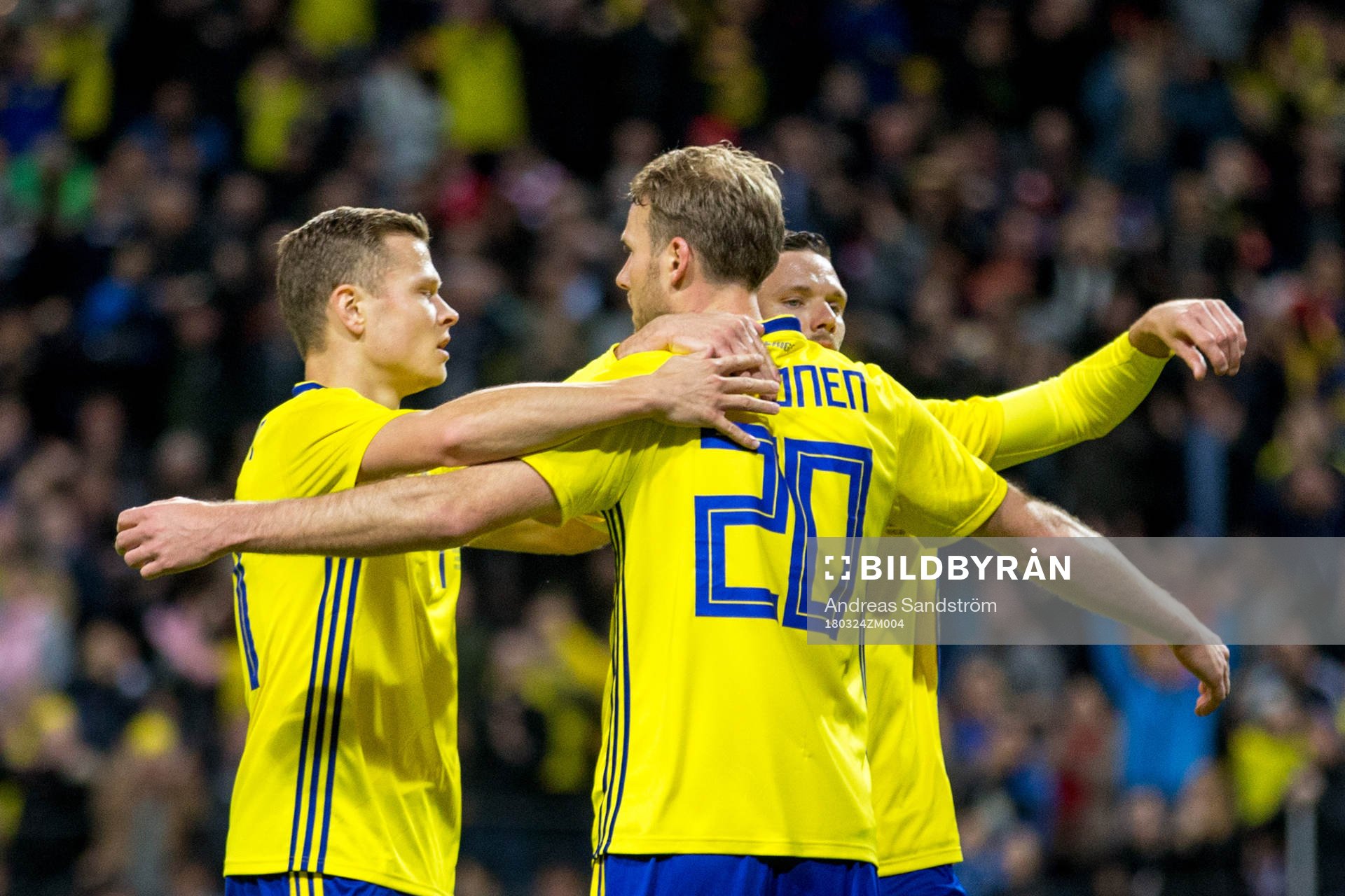 Sveriges Ola Toivonen jublar med lagkamrater