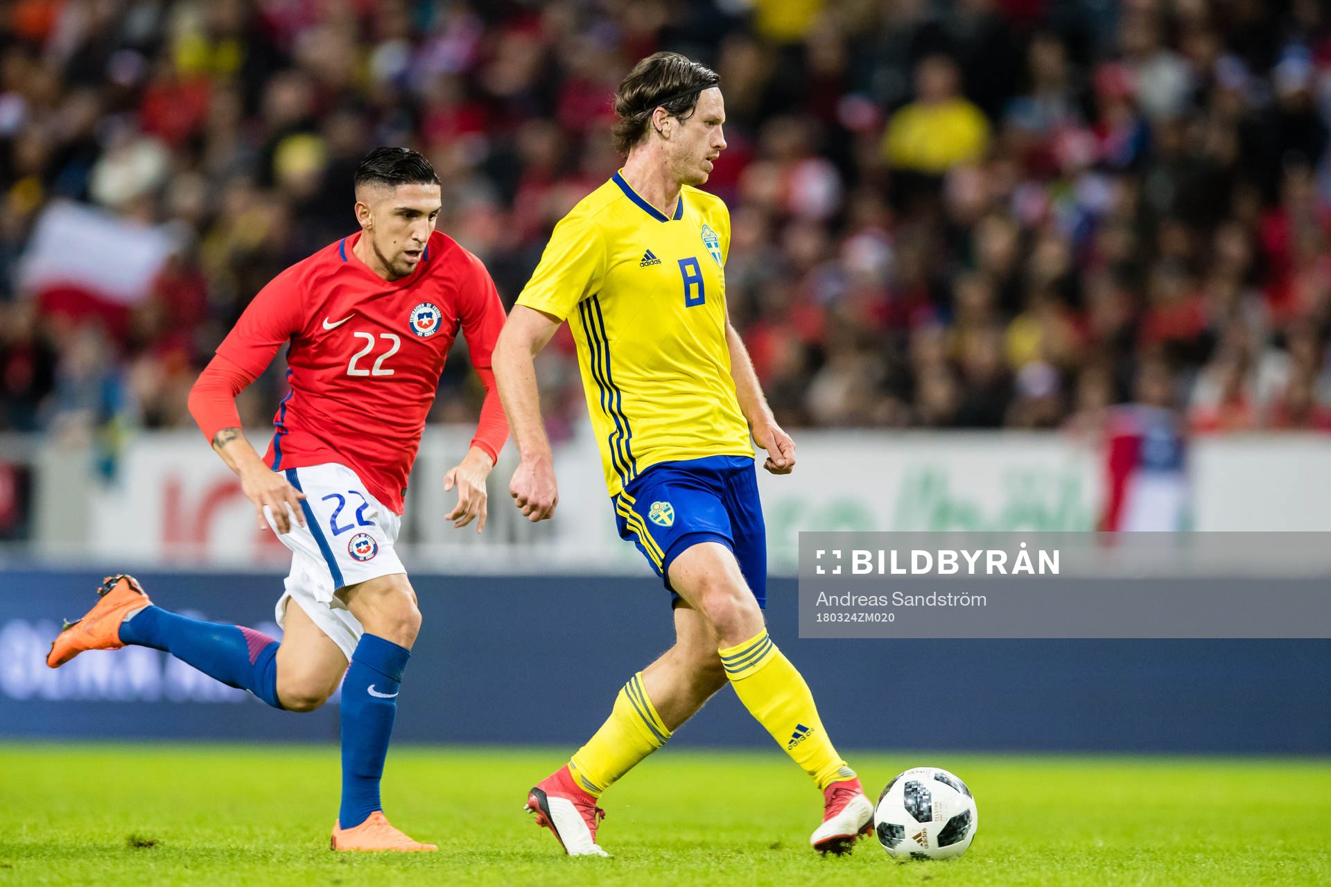 Sveriges Gustav Svensson jagas av Chiles Diego Valdés