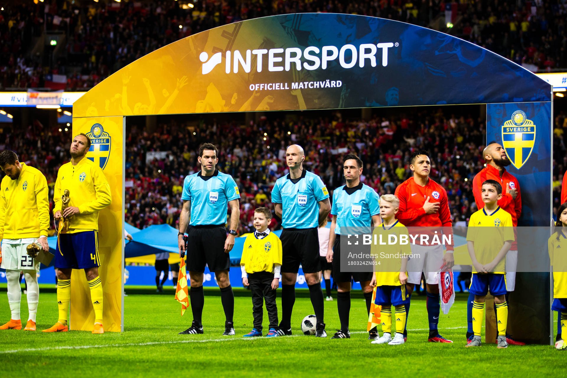 Matchbollknatten Lukas Wilhelmsson står mellan domartrion