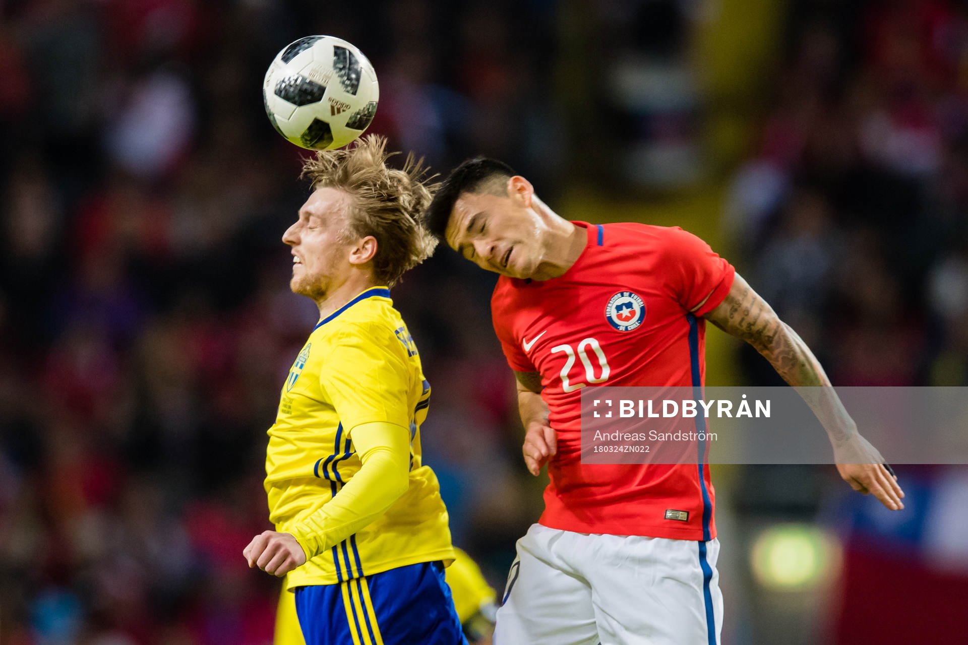 Chiles Charles Aranguiz i kamp om bollen med Sveriges Emil