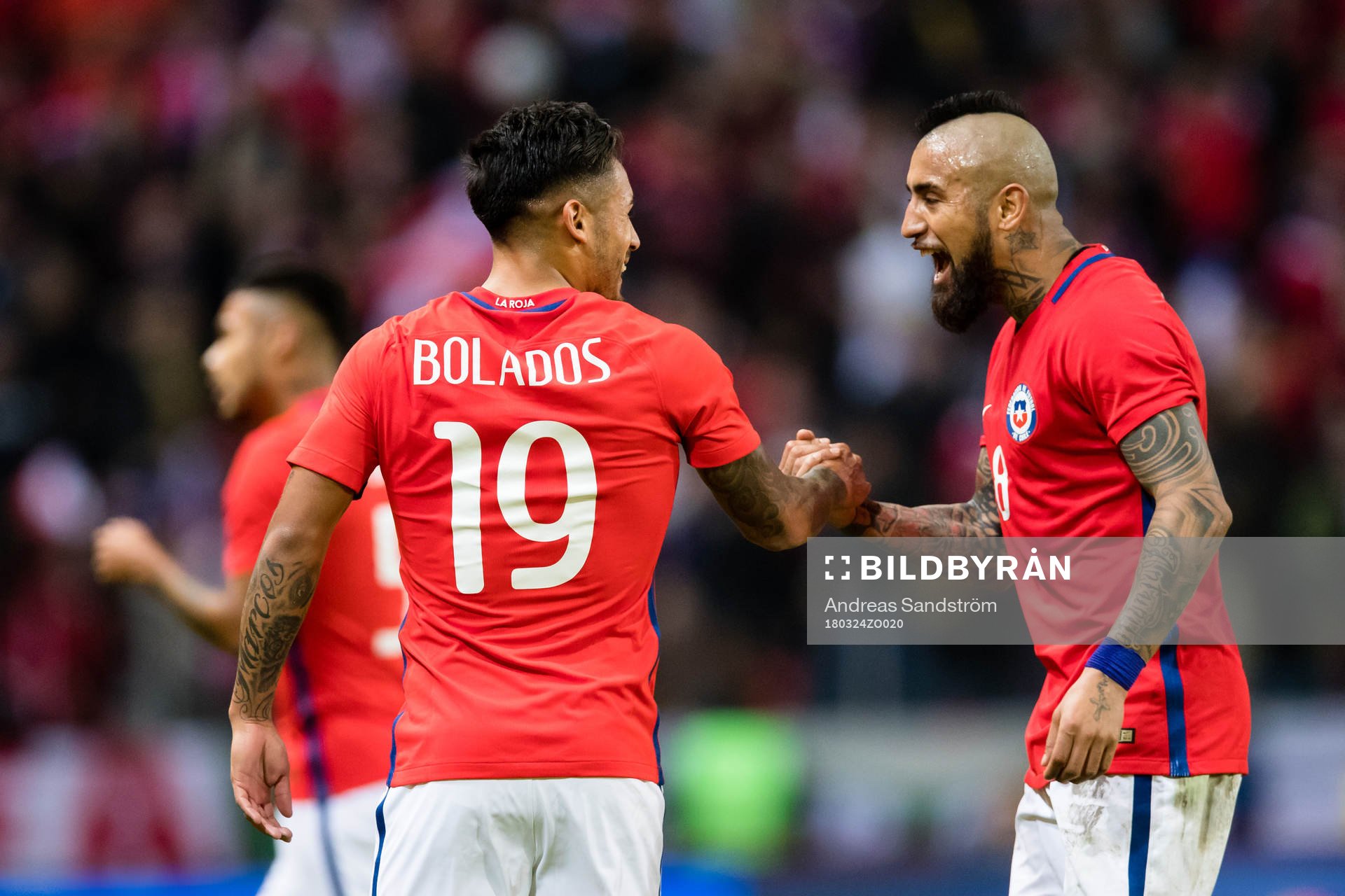 Chiles Marcos Bolados jublar med Arturo Vidal (h)