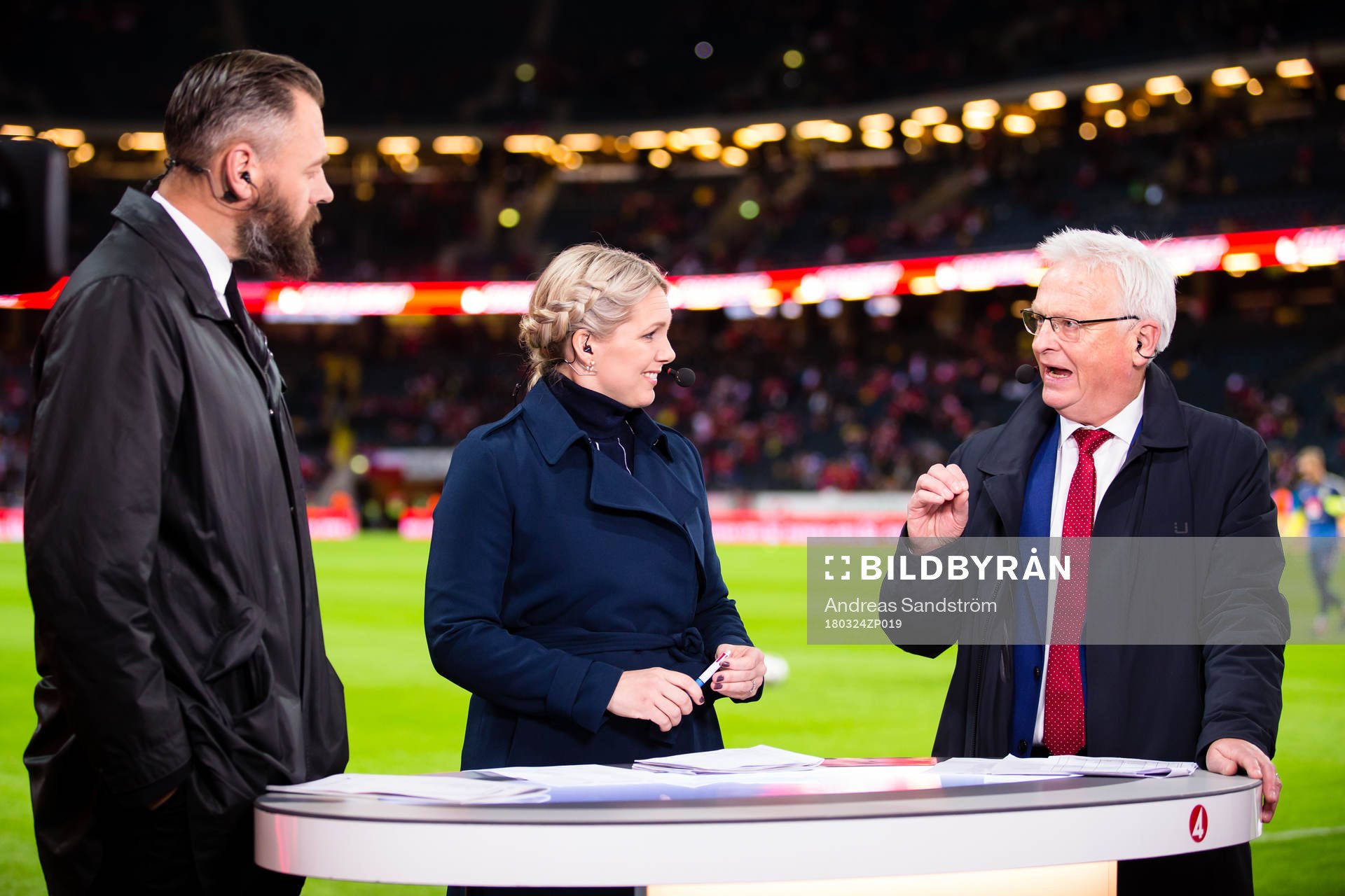 Olof Lundh (v), Anna Brolin (m) samt Hans Backe (h) i TV4