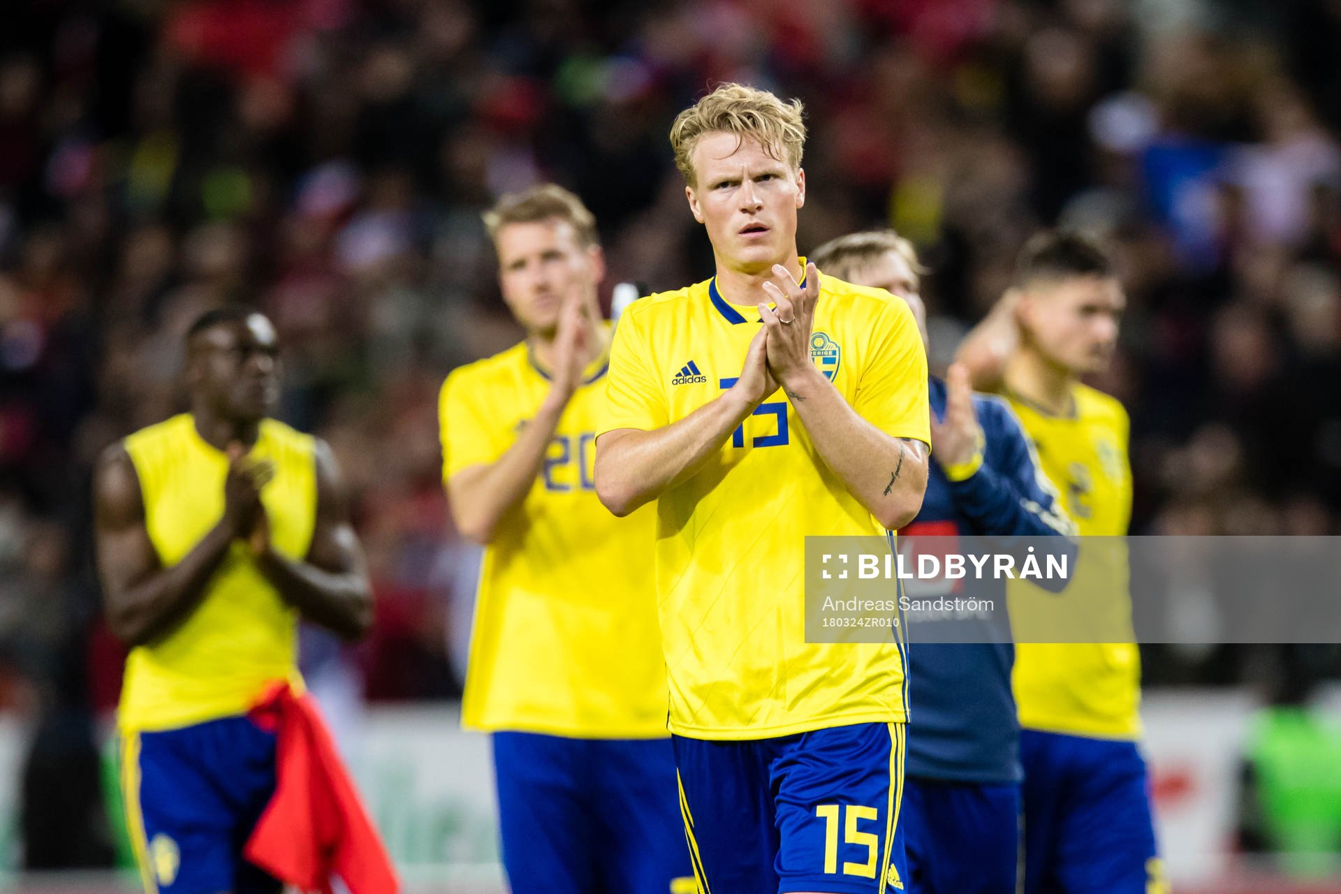 Sveriges Oscar Hiljemark tackar publiken