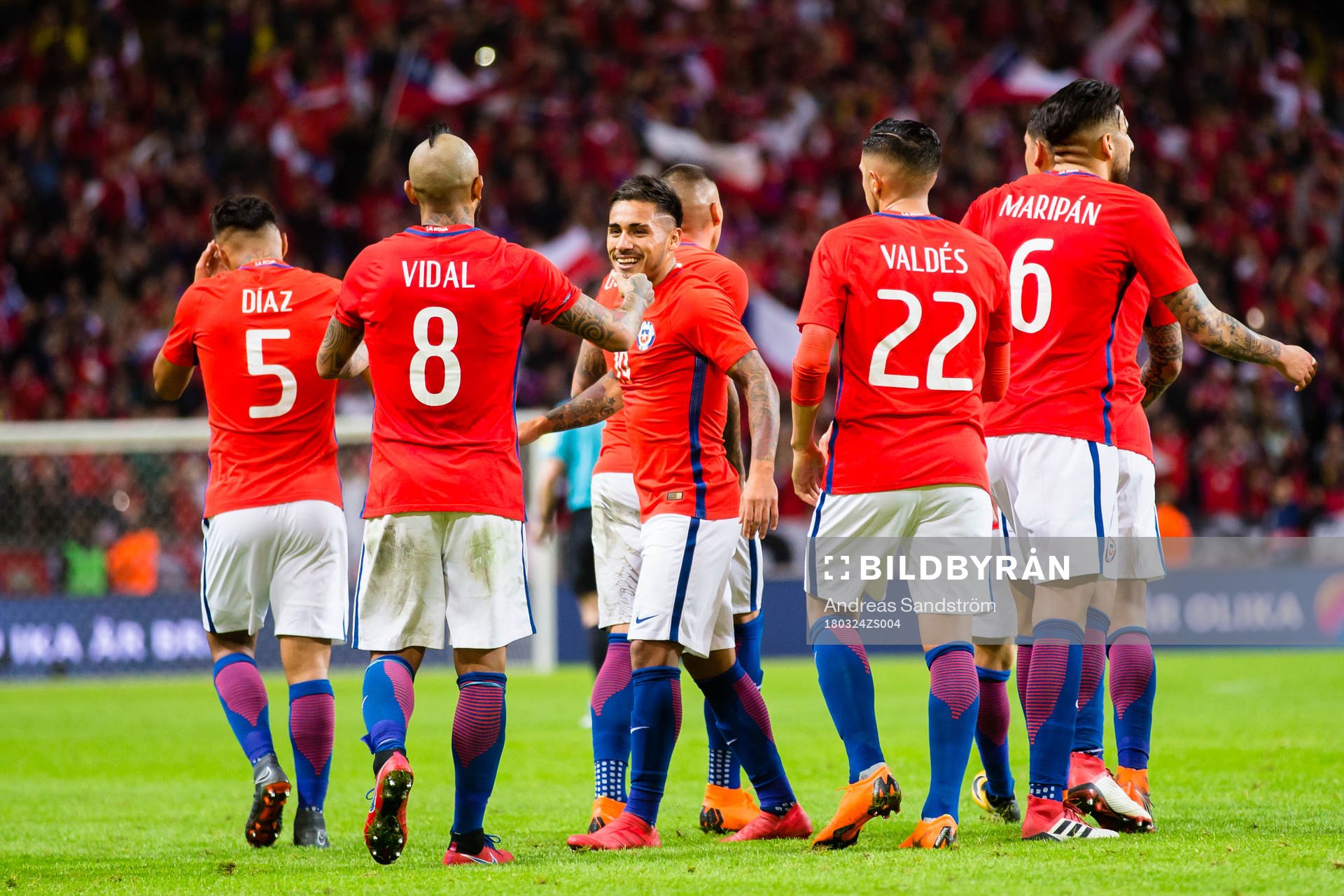 a vänster) gör 1-2 och gratuleras närmast av Arturo Vidal