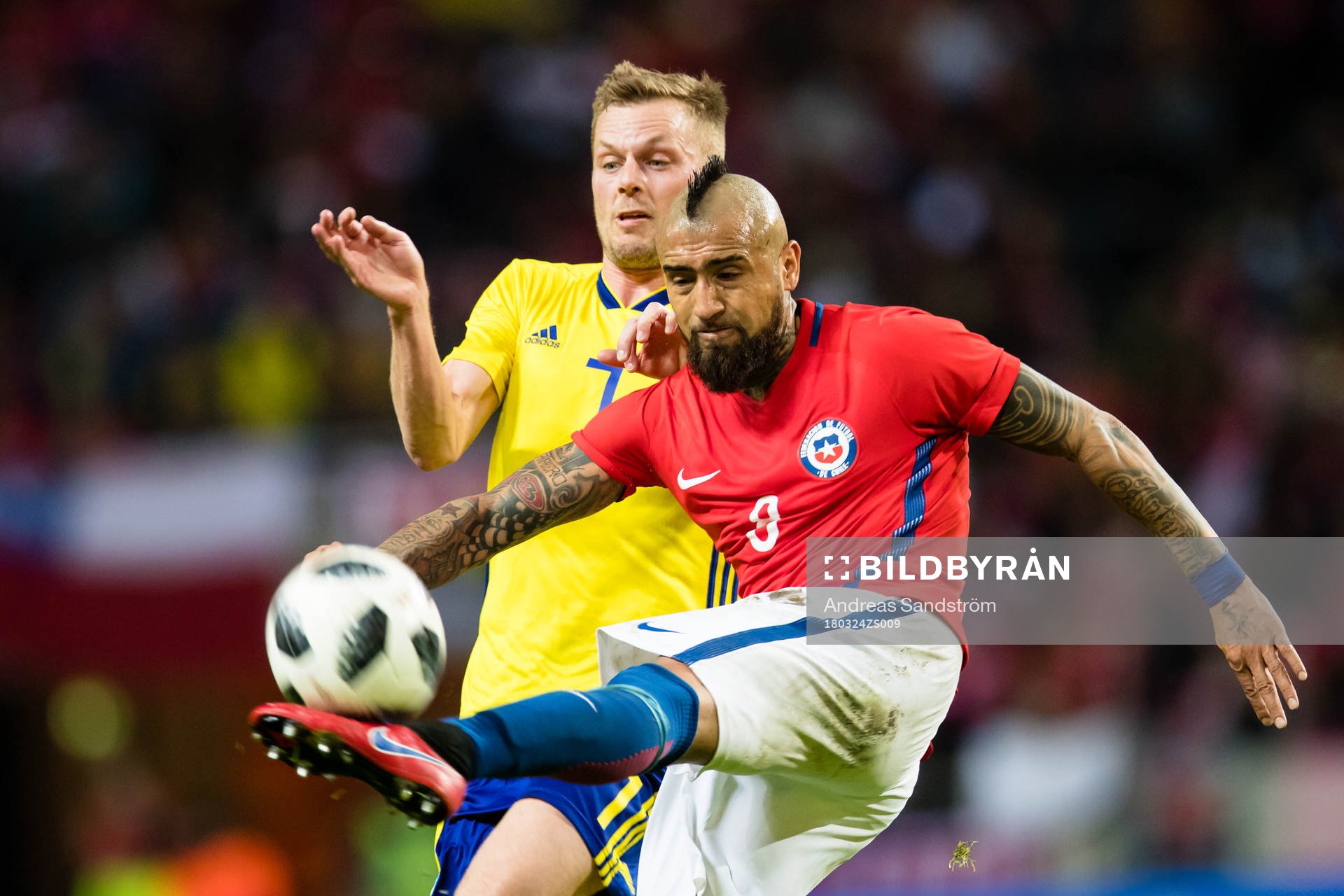 Chiles Arturo Vidal och Sveriges Sebastian Larsson