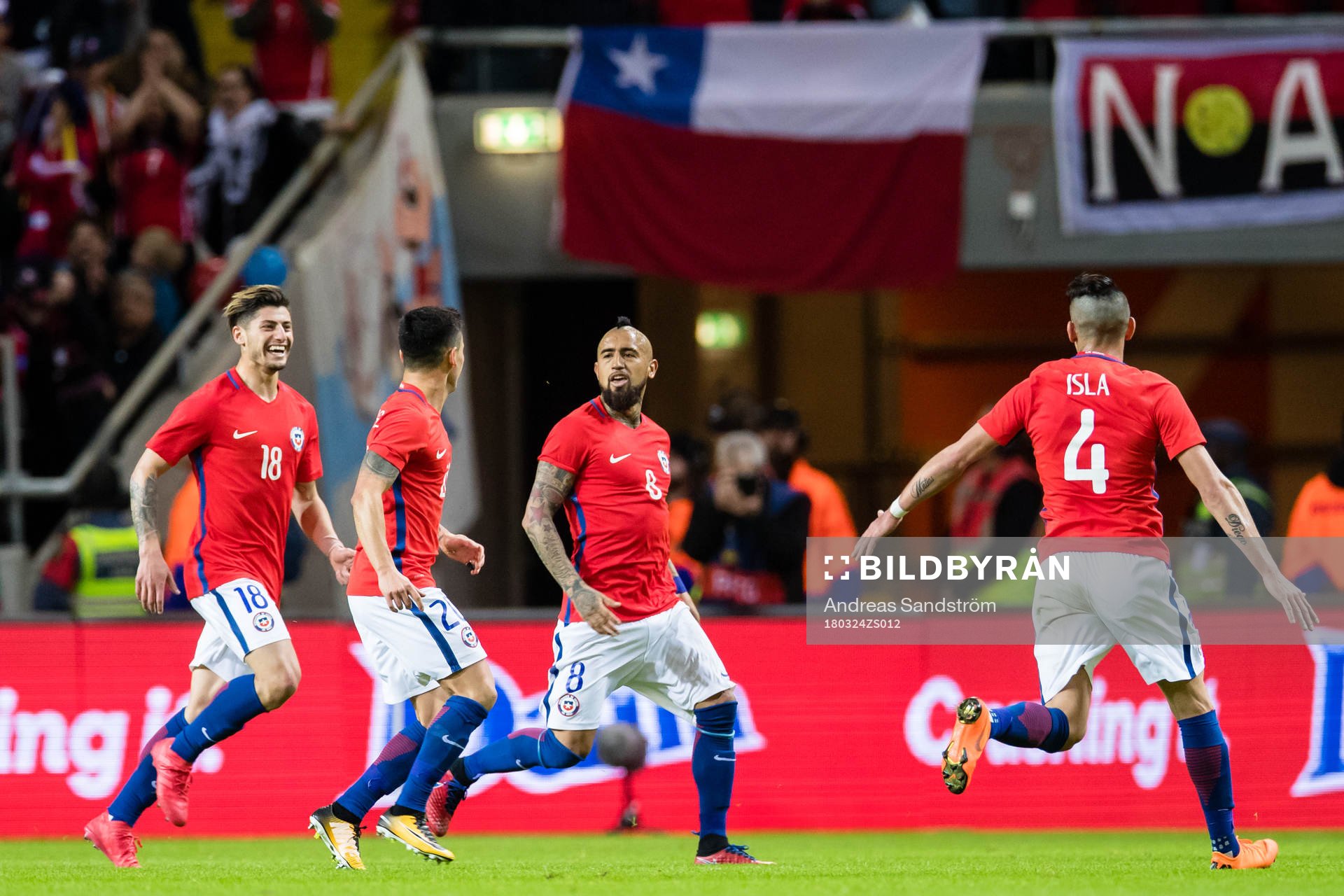 Chiles Arturo Vidal jublar med lagkamrater