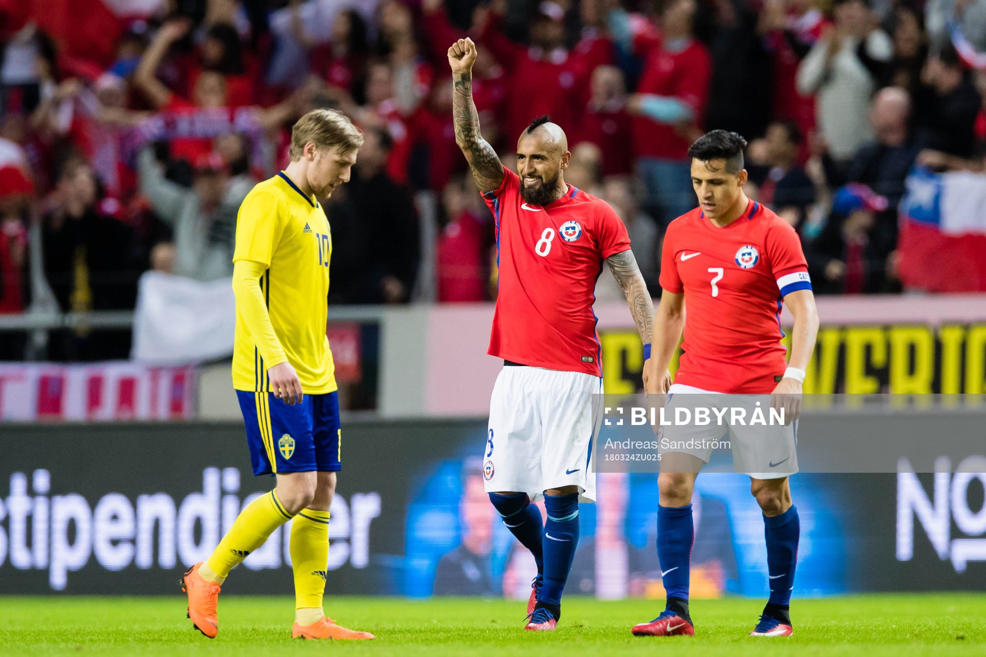 Chiles Arturo Vidal jublar med Alexis Sanchez bredvid en
