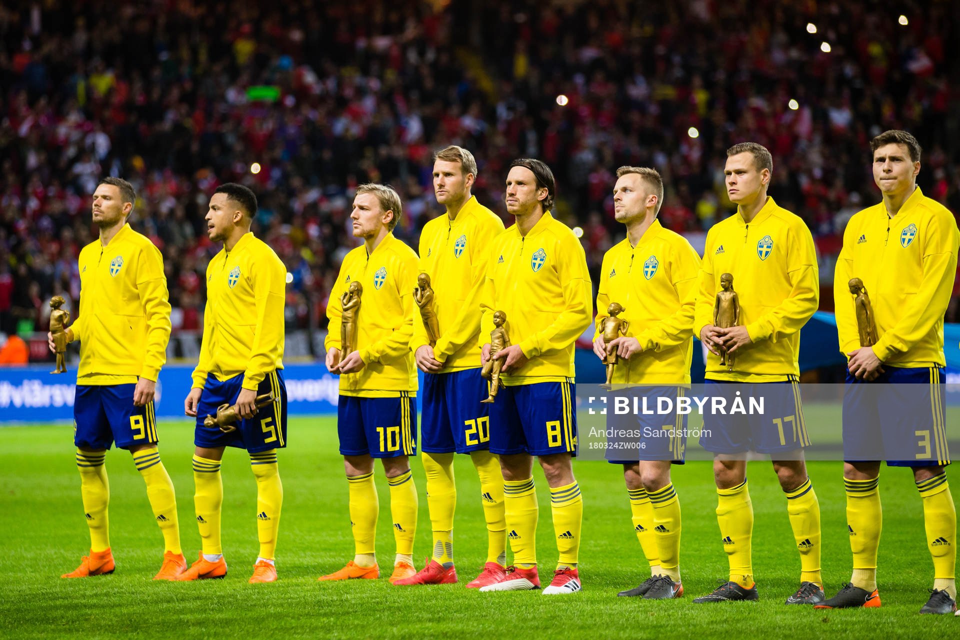 Sveriges spelare med statyer i handen