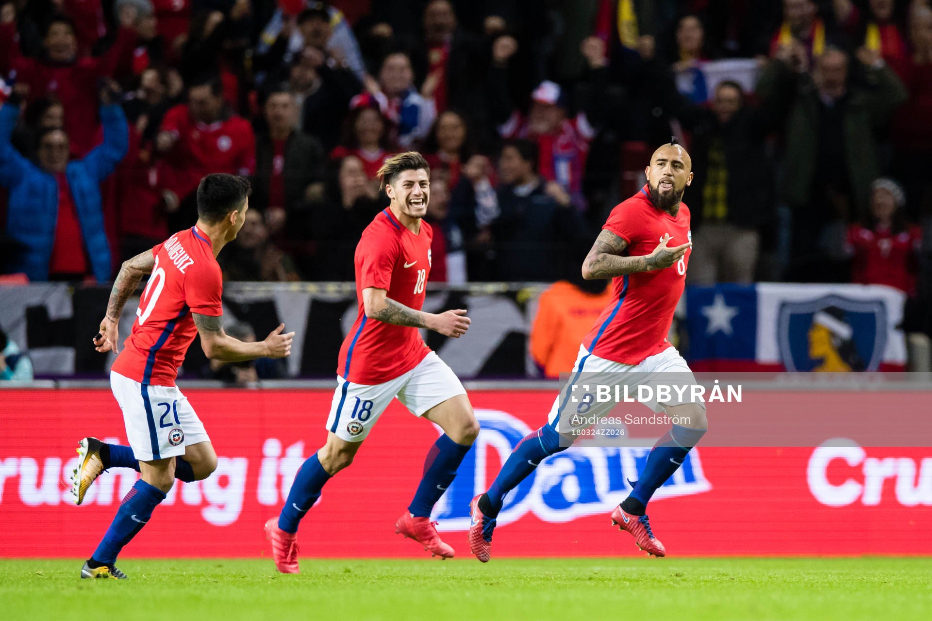 Chiles Arturo Vidal jublar med lagkamrater