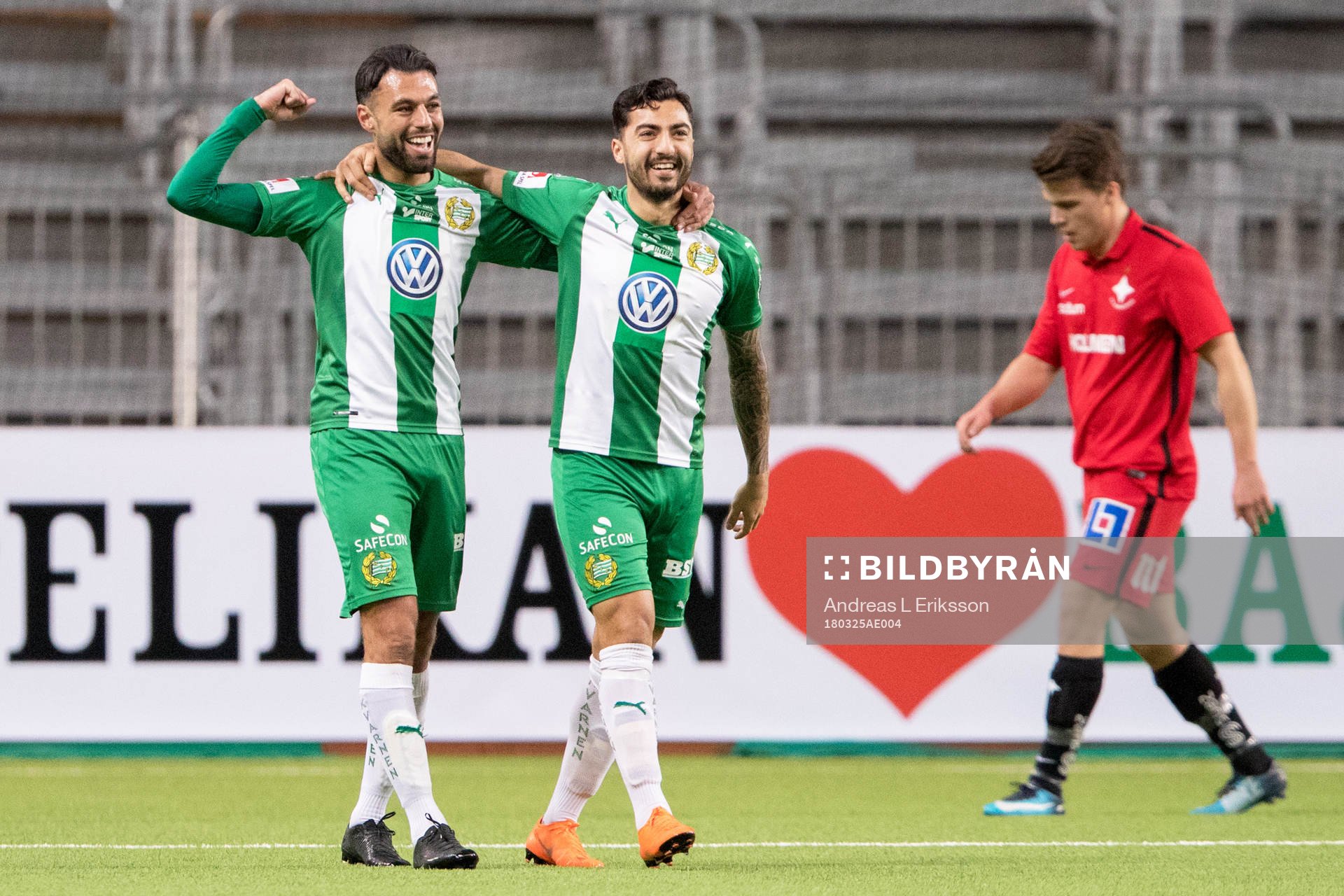 Hammarbys Imad Khalili och Jiloan Hamad jublar efter 1-0 av Khalili under en träningsmatch i fotboll mellan Hammarby och Norrköping den 25 mars 2018 i Stockholm.