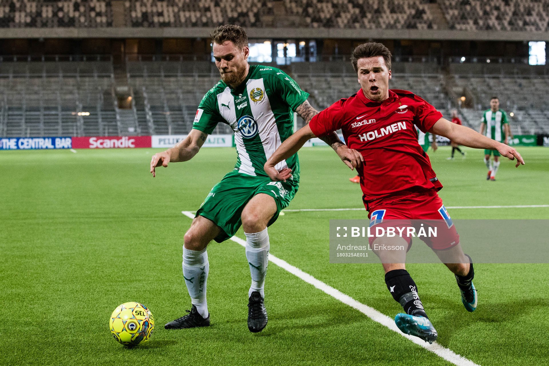 Hammarbys David Fällman i kamp om bollen med Norrköpings