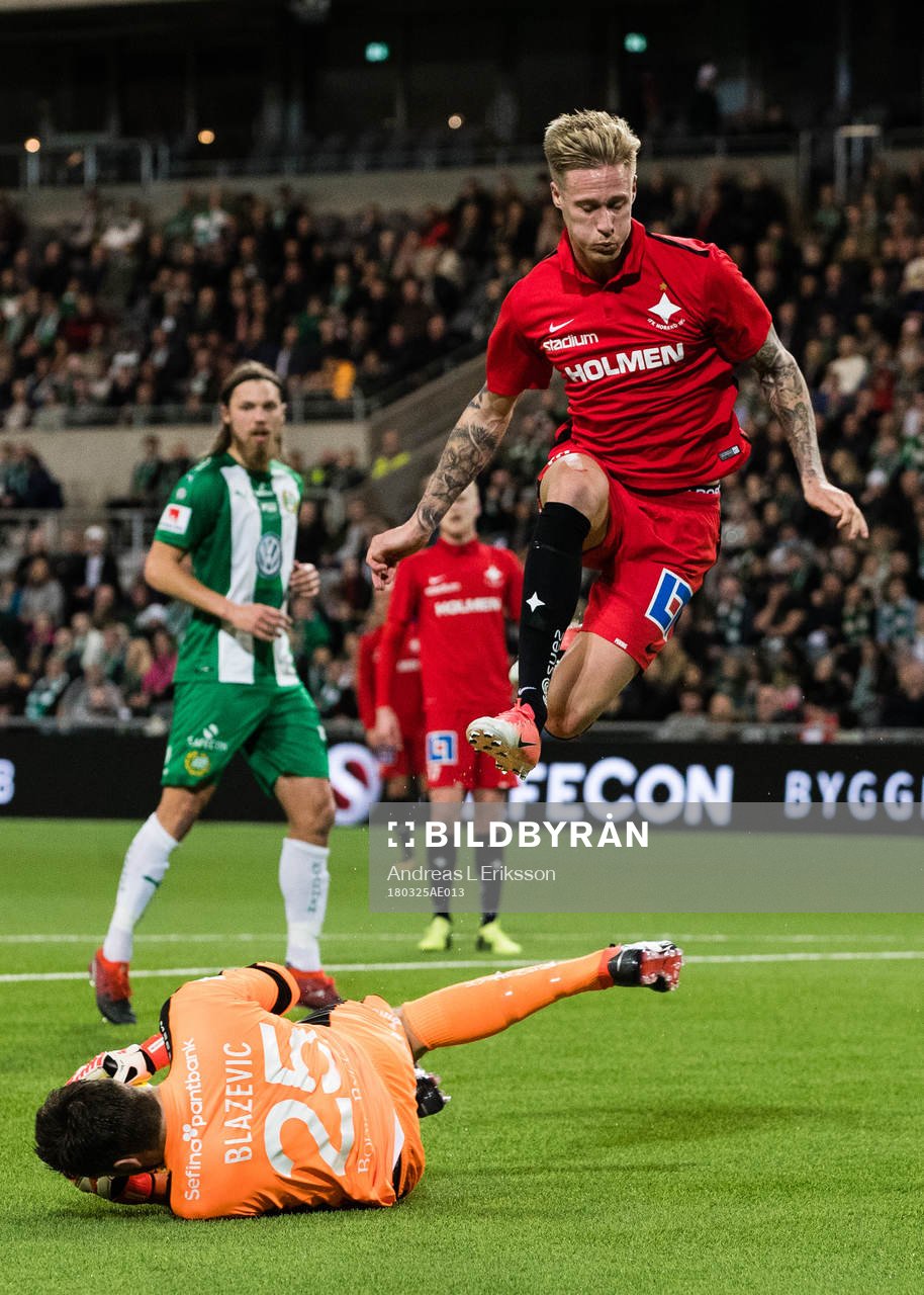 Norrköpings Hampus Lönn tvingas hoppa över Hammarbys Davor Blazevic som grappar bollen under en träningsmatch i fotboll mellan Hammarby och Norrköping den 25 mars 2018 i Stockholm.