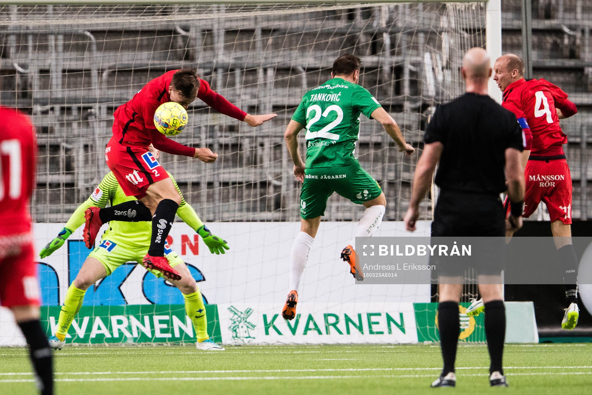 Norrköpings Henrik Castegren försvarar sig mot Hammarbys