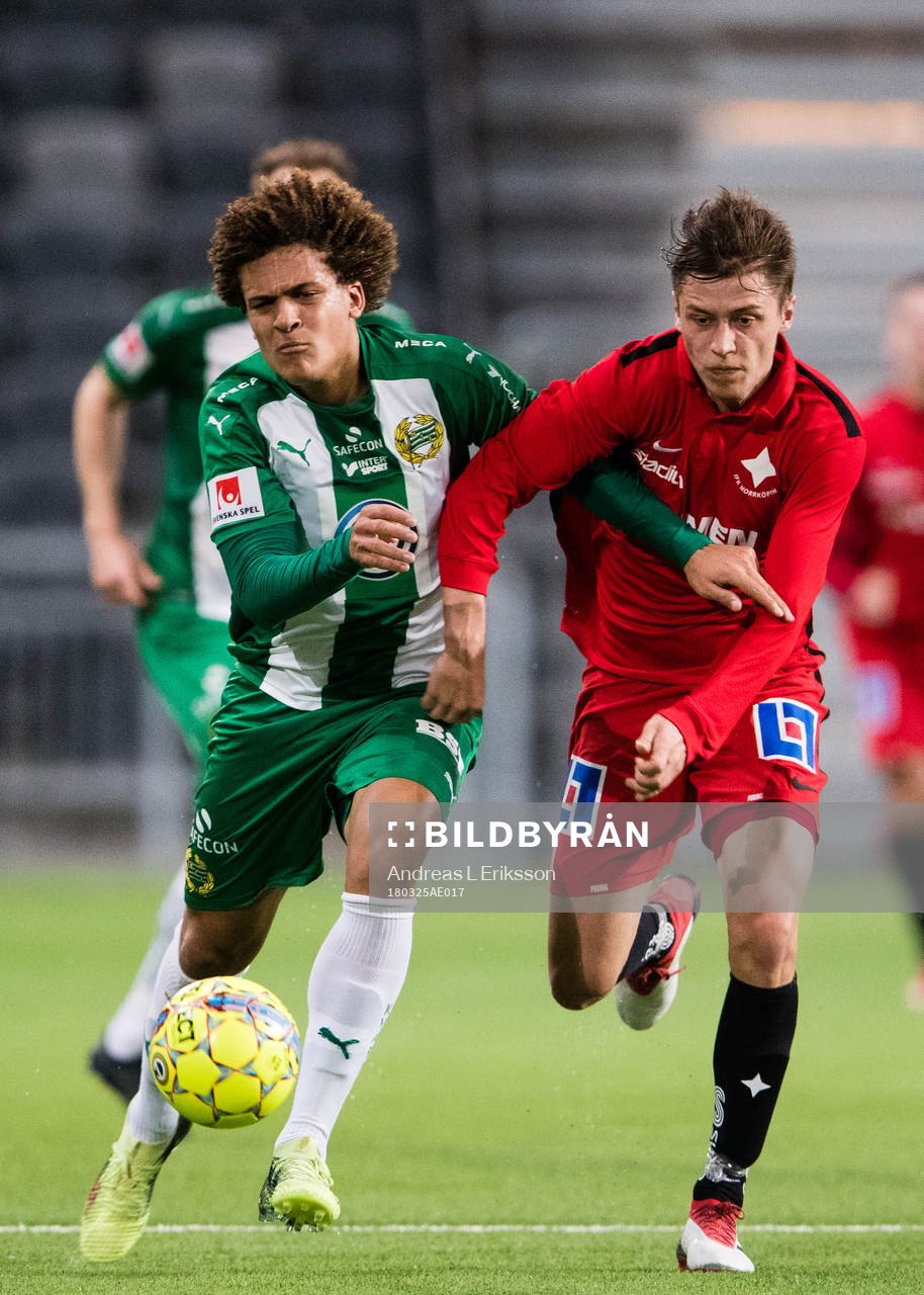 Hammarbys Neto Borges i kamp om bollen med Norrköpings