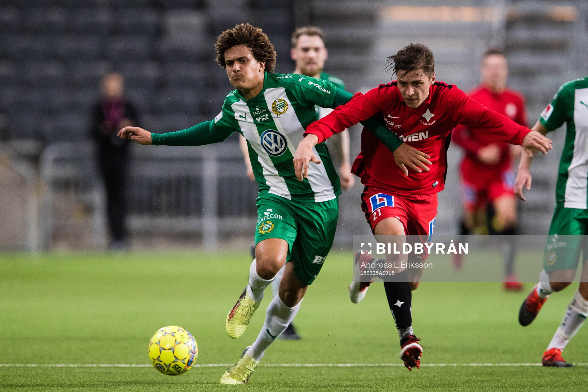 Hammarbys Neto Borges i kamp om bollen med Norrköpings
