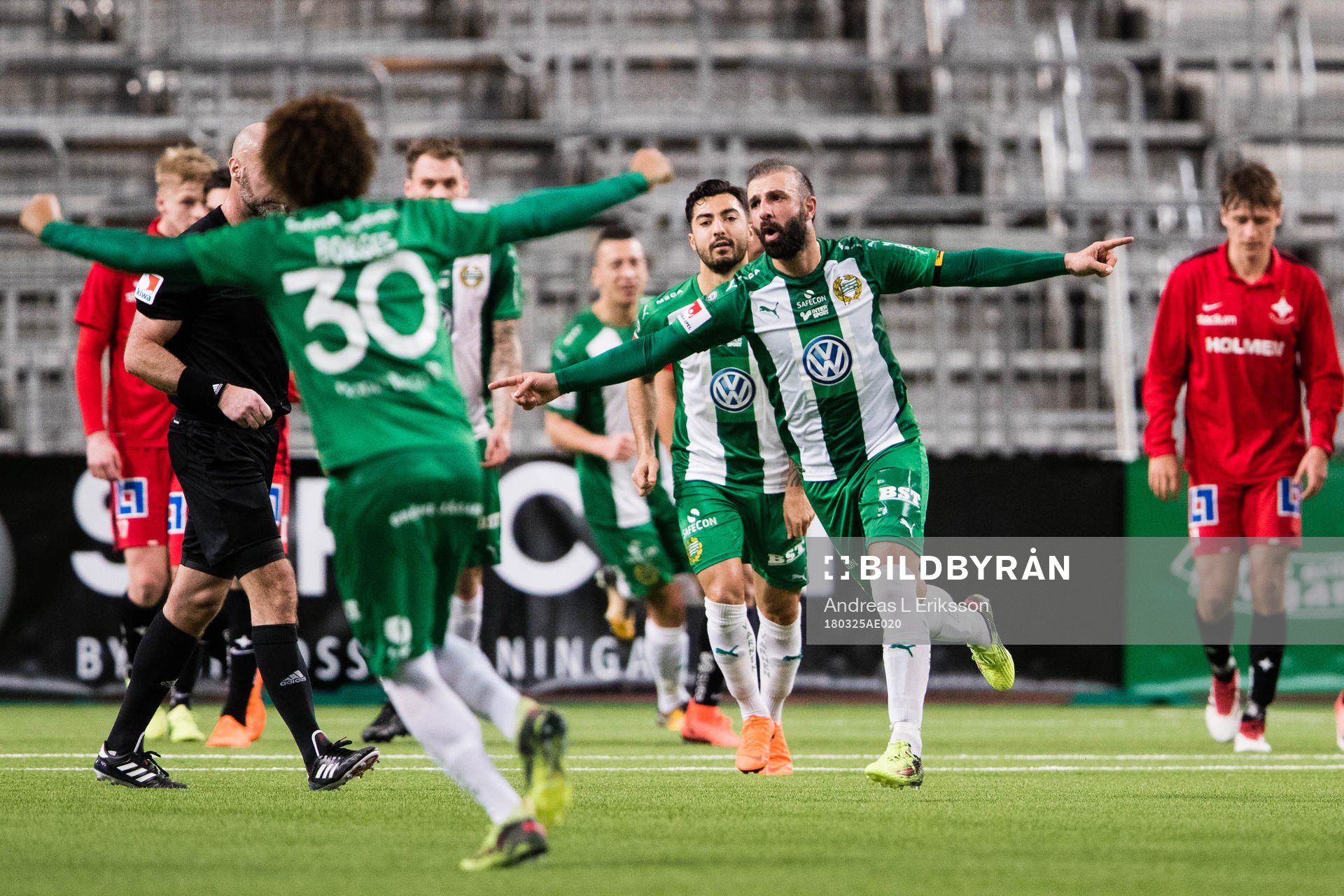Hammarbys Kennedy Bakircioglu jublar efter att ha gjort 2-2 för Hammarby på frispark under en träningsmatch i fotboll mellan Hammarby och Norrköping den 25 mars 2018 i Stockholm.