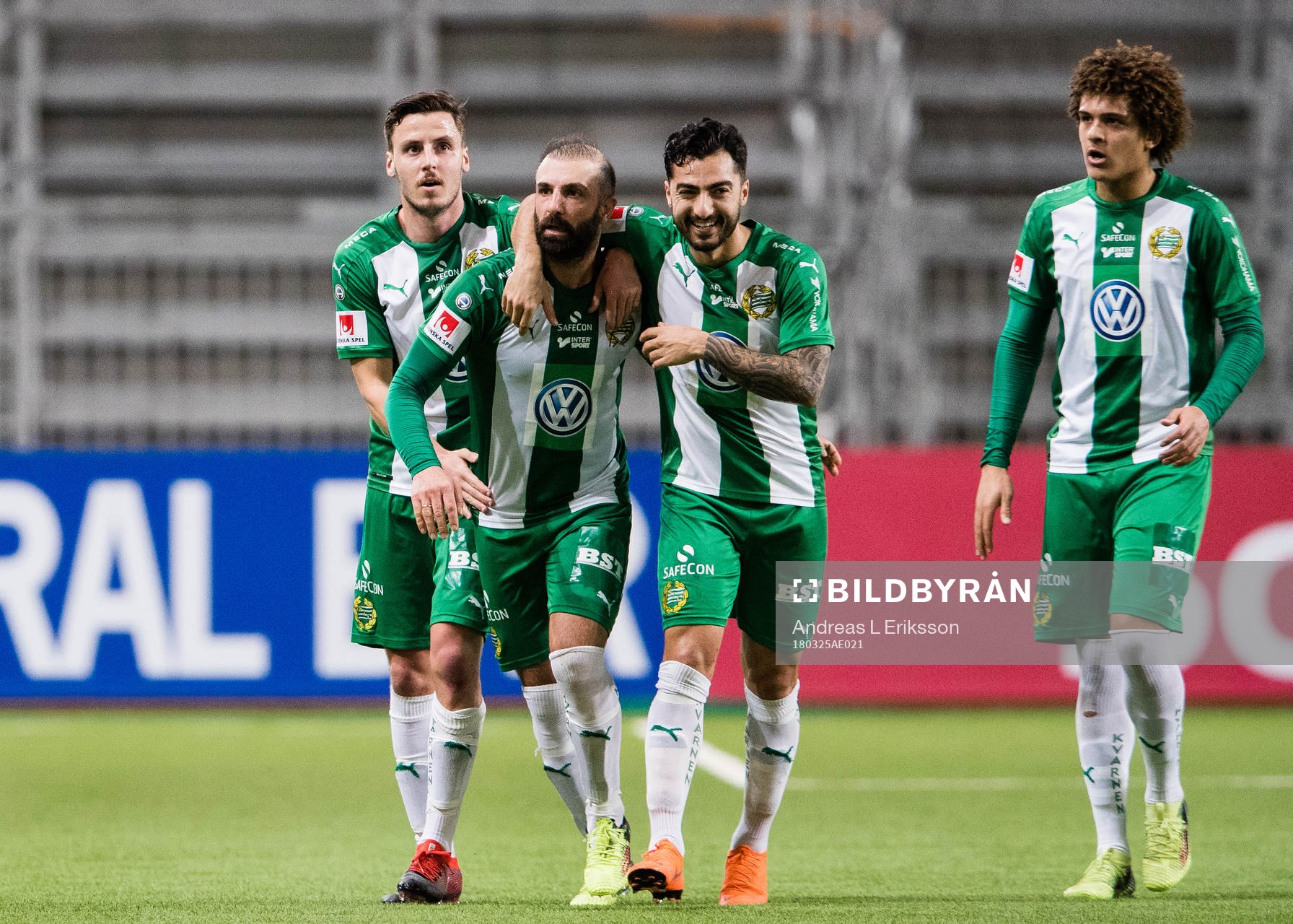 Hammarbys Kennedy Bakircioglu jublar tillsammans med Jeppe Andersen, Jiloan Hamad och Neto Borges efter att ha gjort 2-2 för Hammarby på frispark under en träningsmatch i fotboll mellan Hammarby och Norrköping den 25 mars 2018 i Stockholm.