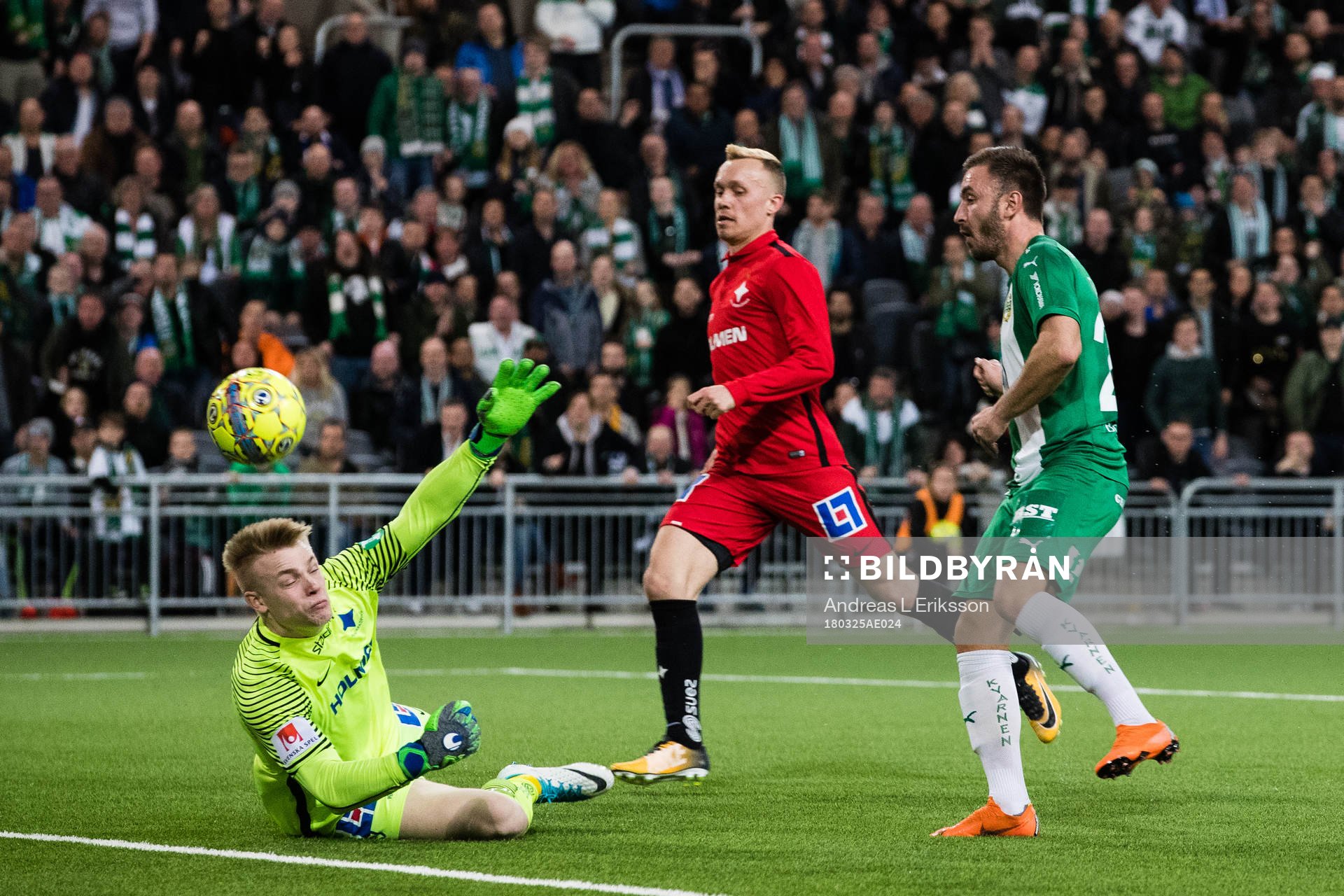 Norrköpings målvakt Isak Pettersson räddar en målchans