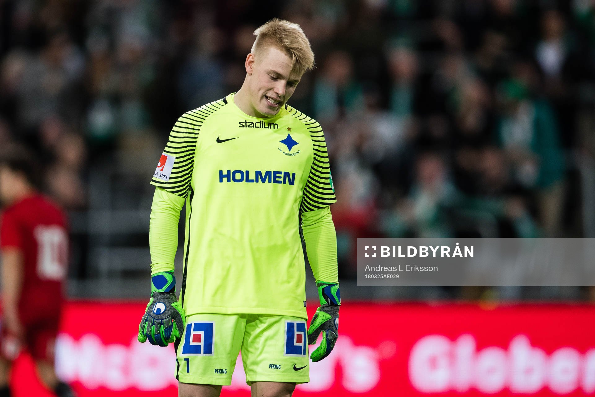 Norrköpings målvakt Isak Pettersson deppar