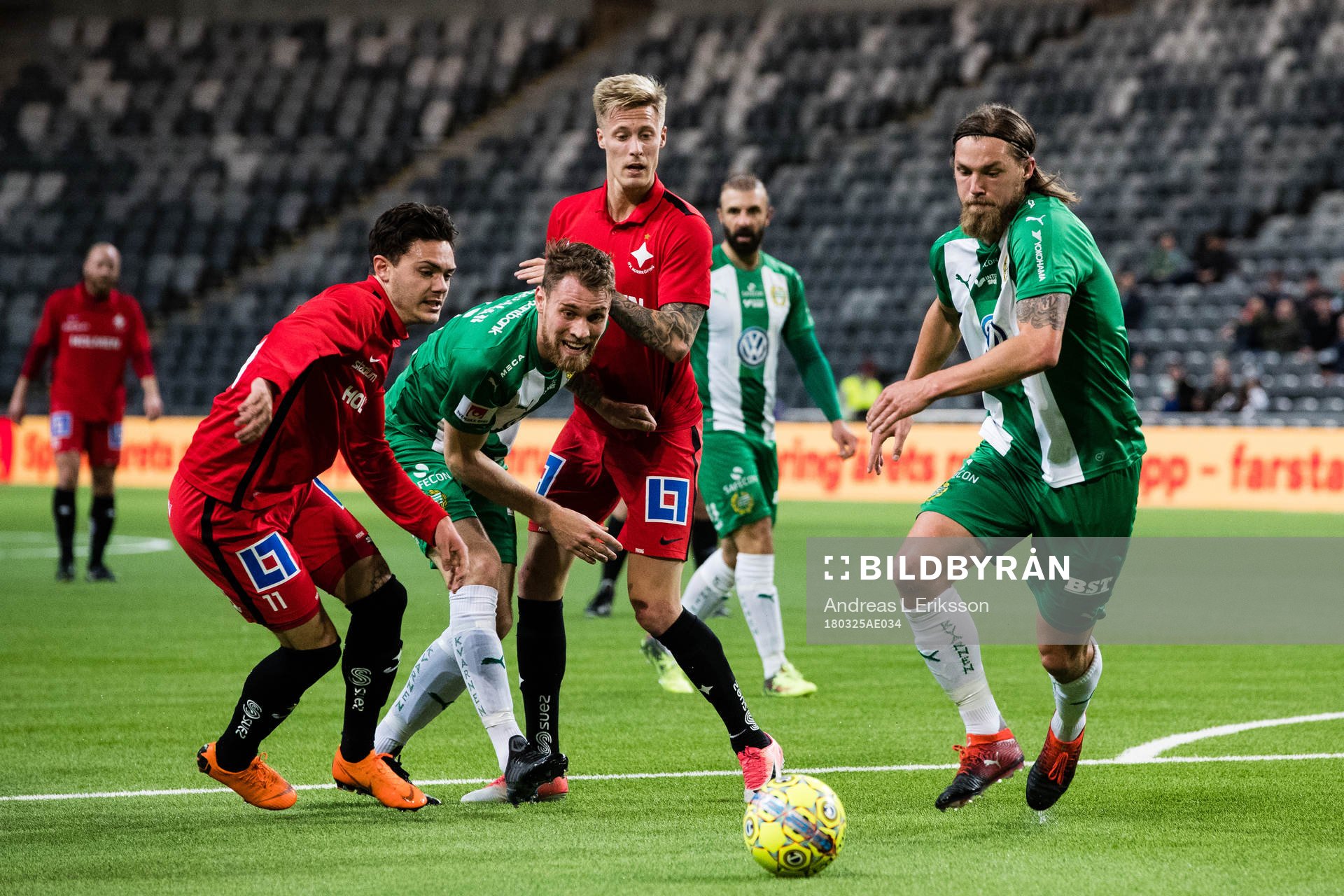 Hammarbys David Fällman och Björn Paulsen försvarar sig mot Norrköpings David Moberg Karlsson och Hampus Lönn under en träningsmatch i fotboll mellan Hammarby och Norrköping den 25 mars 2018 i Stockholm.