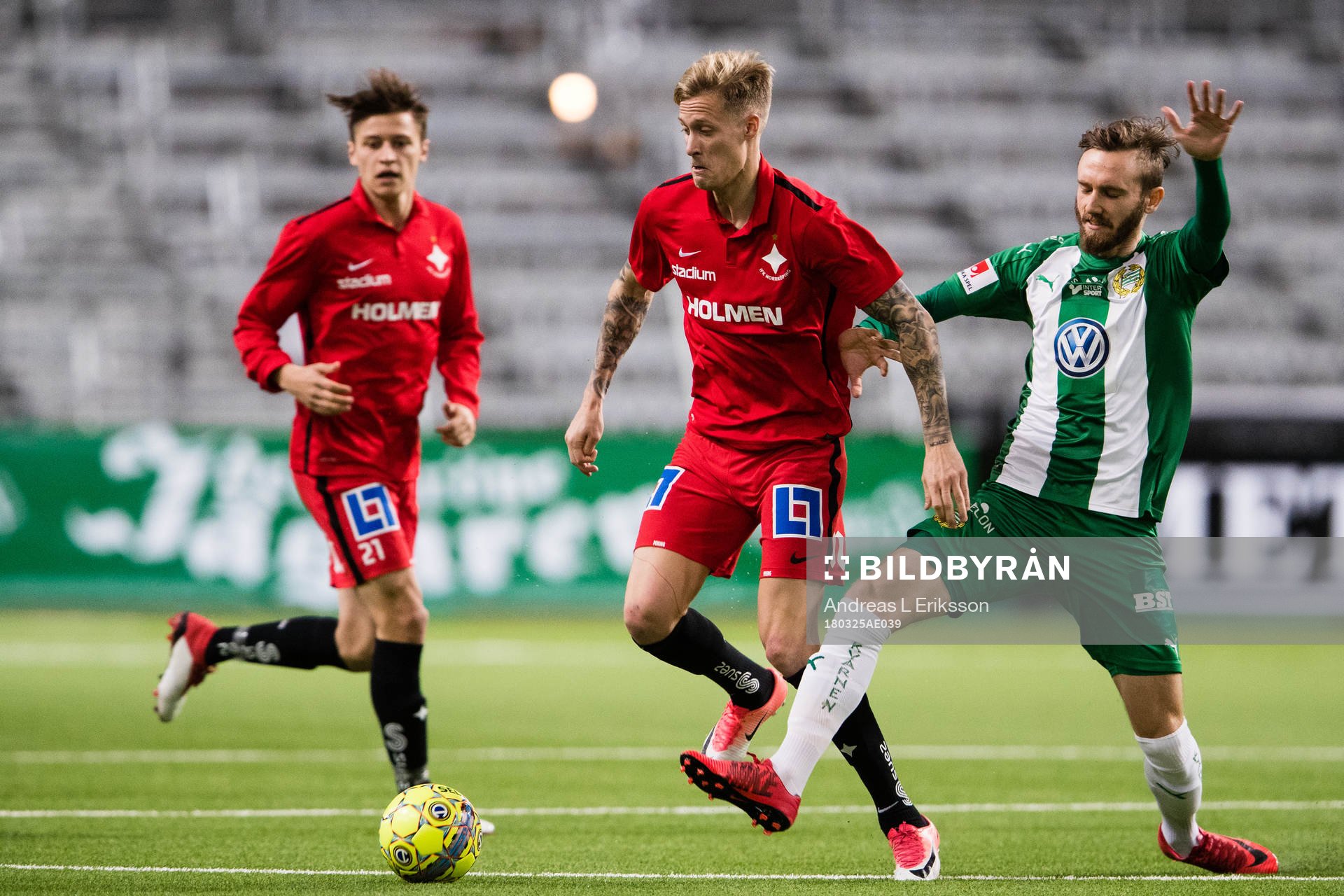 Norrköpings Hampus Lönn i kamp om bollen med Hammarbys Simon Sandberg under en träningsmatch i fotboll mellan Hammarby och Norrköping den 25 mars 2018 i Stockholm.