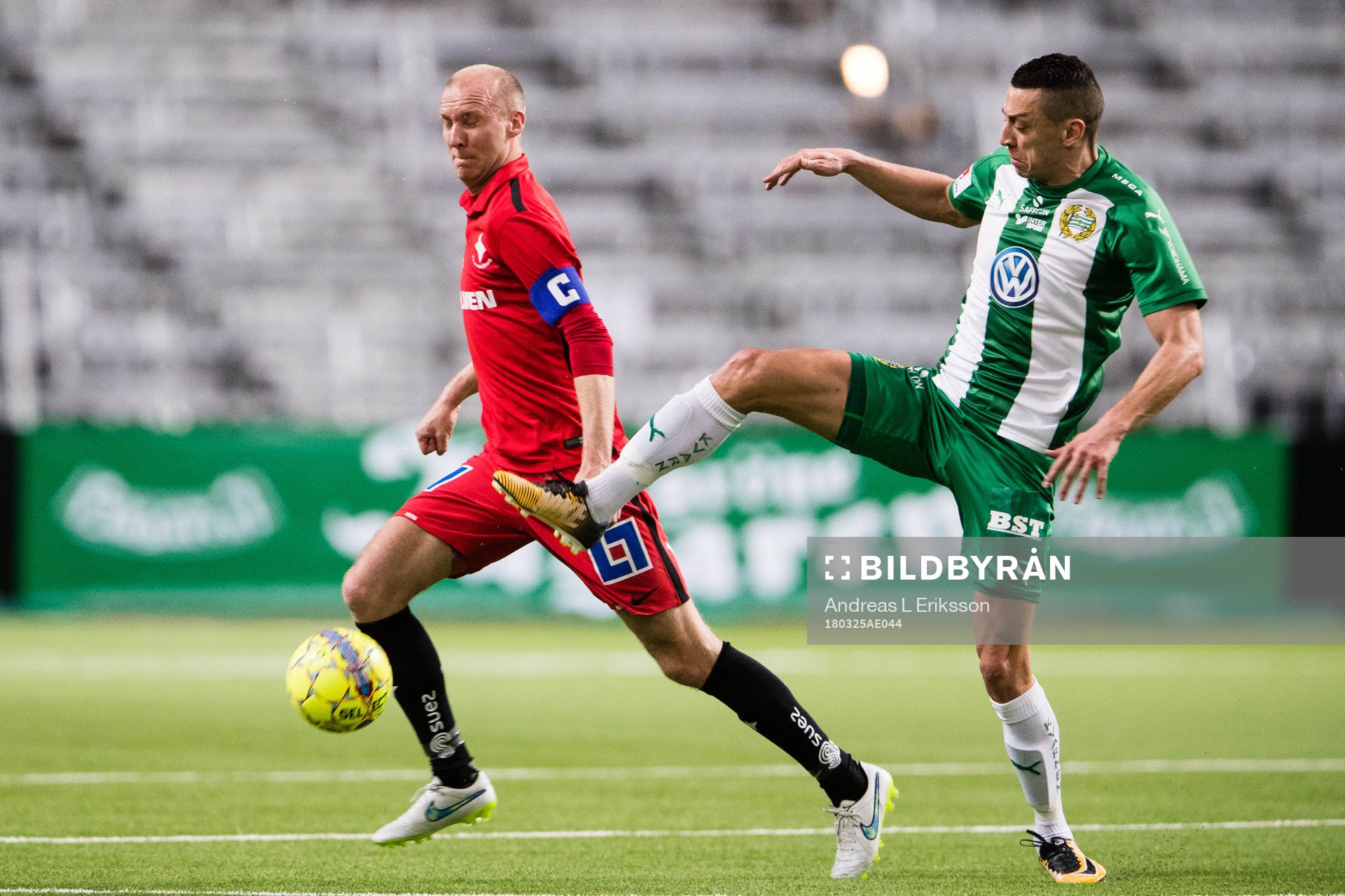 Norrköpings Andreas Johansson i kamp om bollen med