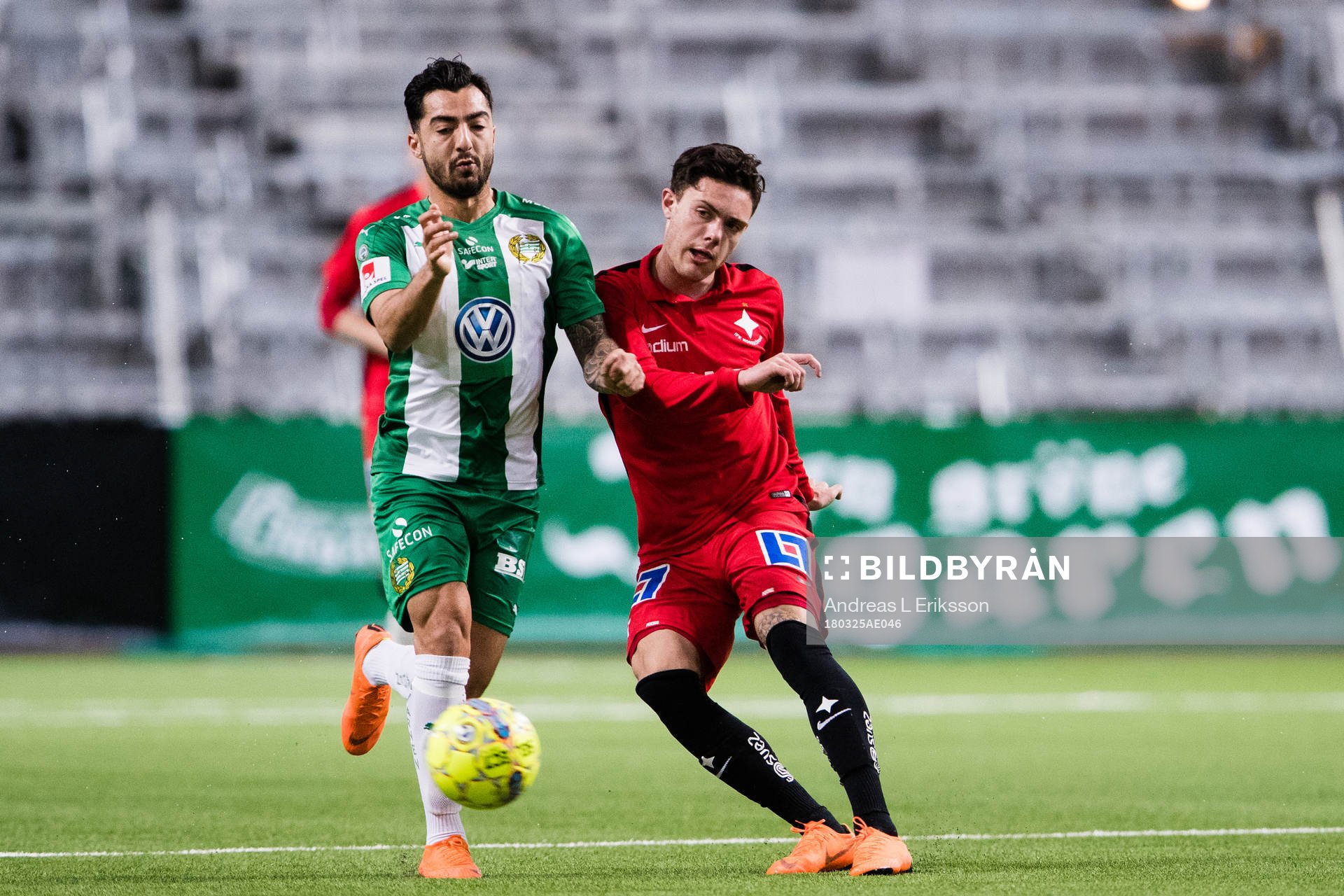 Hammarbys Jiloan Hamad i kamp om bollen med Norrköpings