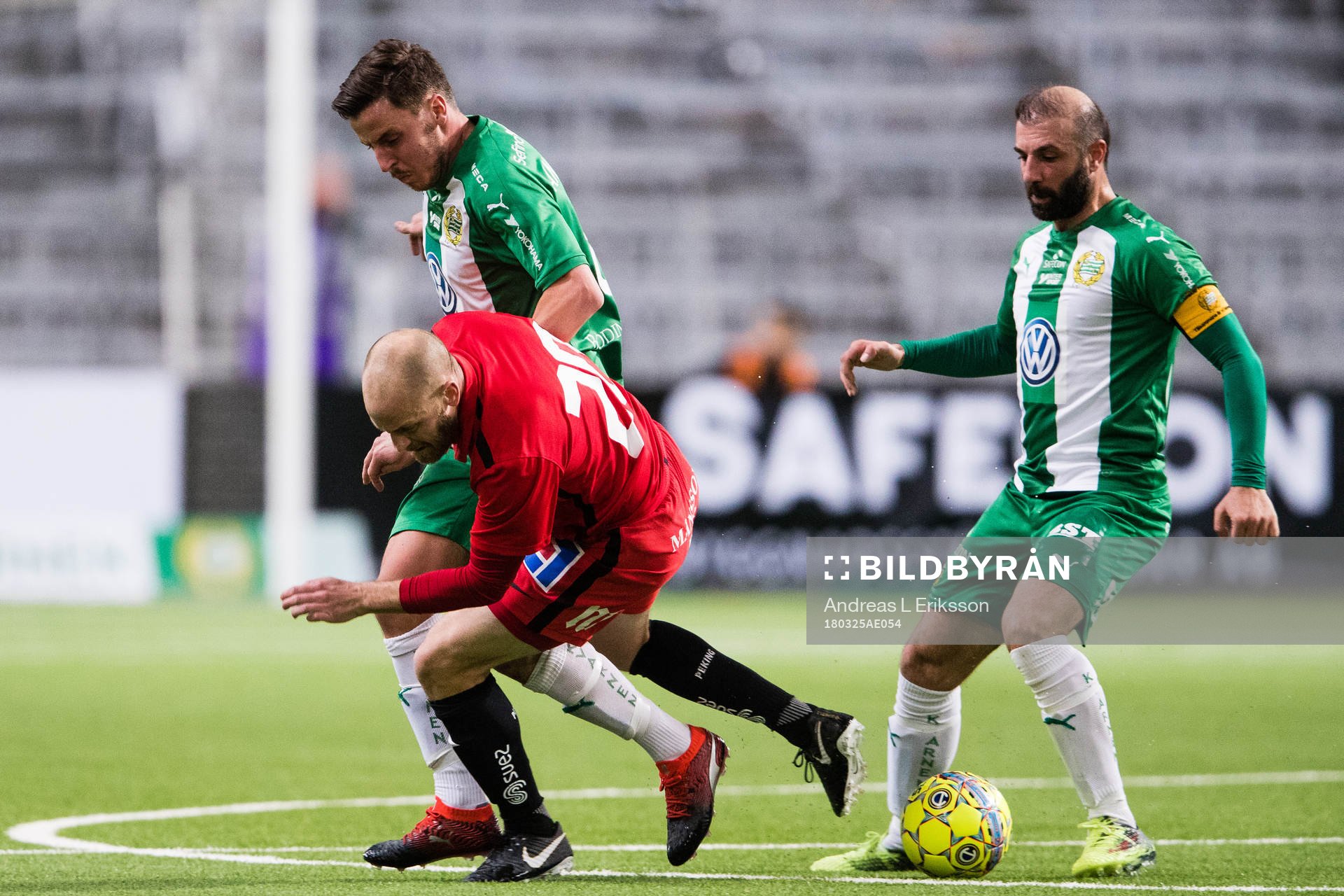 Norrköpings Daniel Sjölund i kamp om bollen med Hammarbys