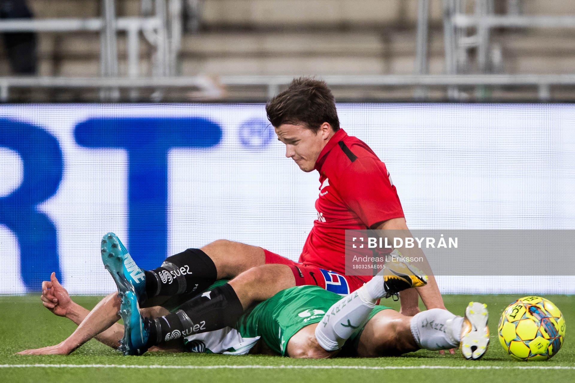 Norrköpings Simon Skrabb sitter på Hammarbys Nicola