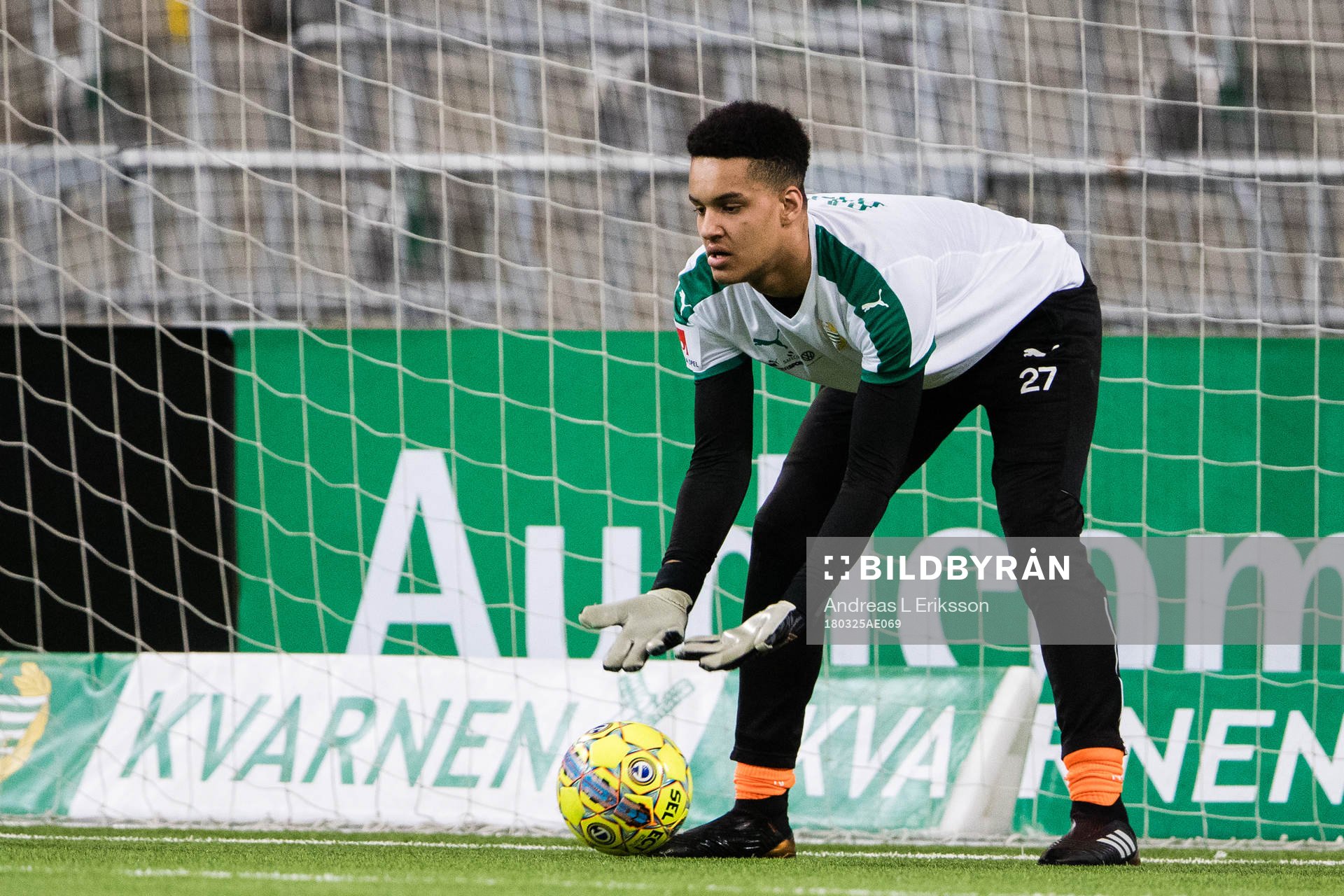 Hammarbys målvakt Oliver Nnonyelu Dovin under uppvärmningen inför träningsmatch i fotboll mellan Hammarby och Norrköping den 25 mars 2018 i Stockholm.