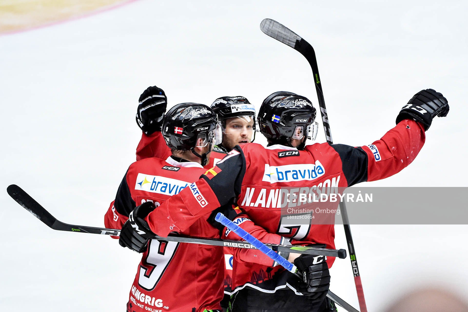 Malmö Redhawks Nils Andersson jublar med lagkamrater