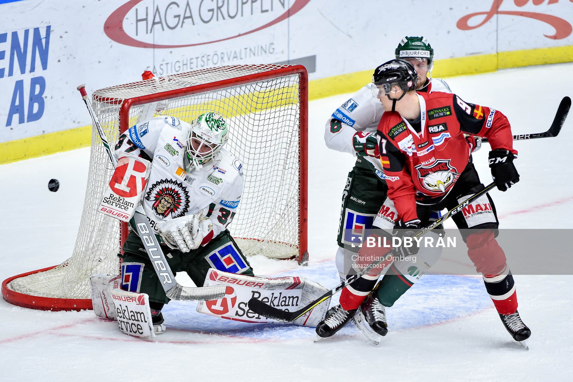 Frölundas målvakt Johan Gustafsson och John Nyberg och