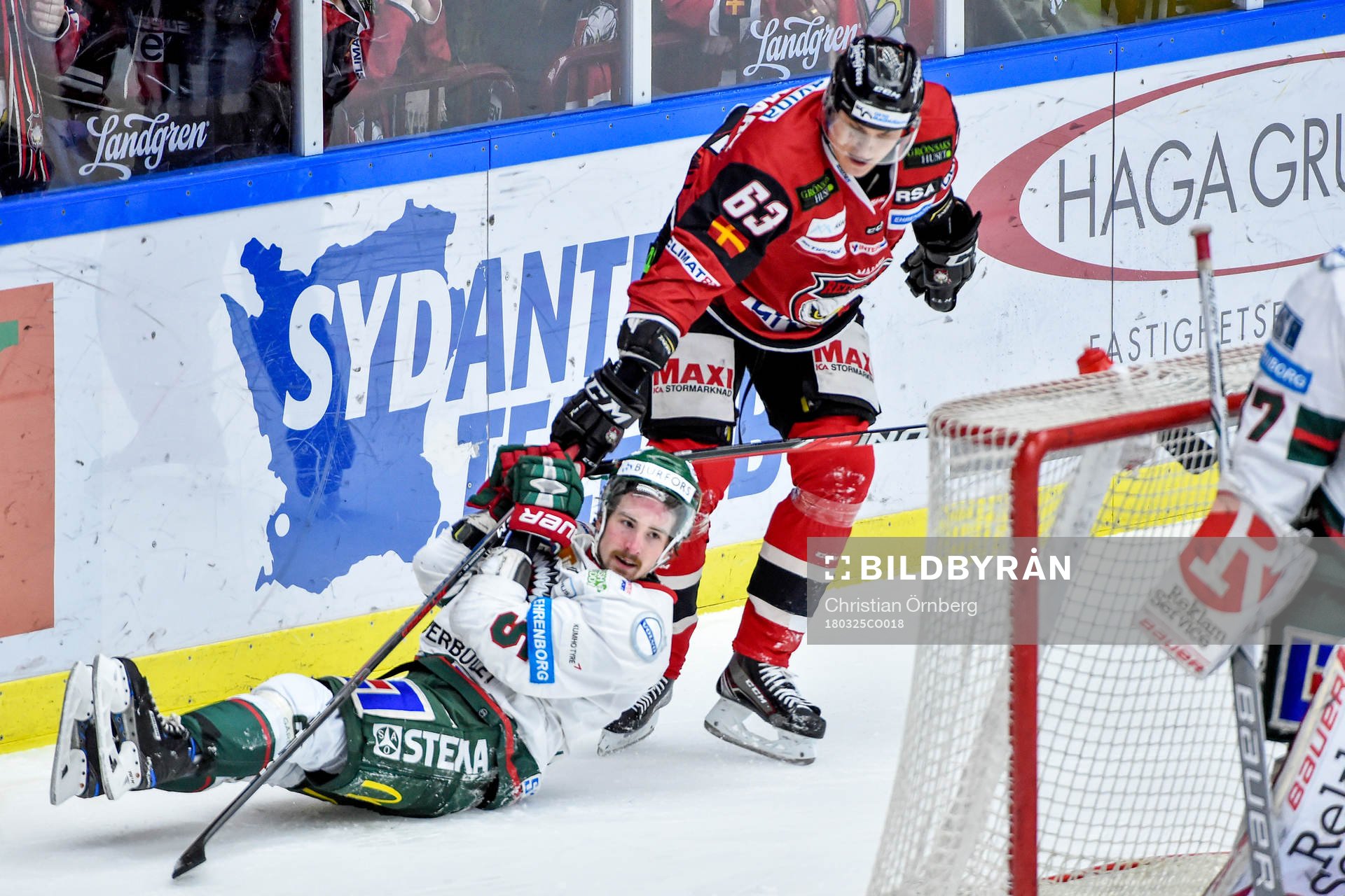 Frölundas Adam Almqvist och Malmö Redhawks Fredrik