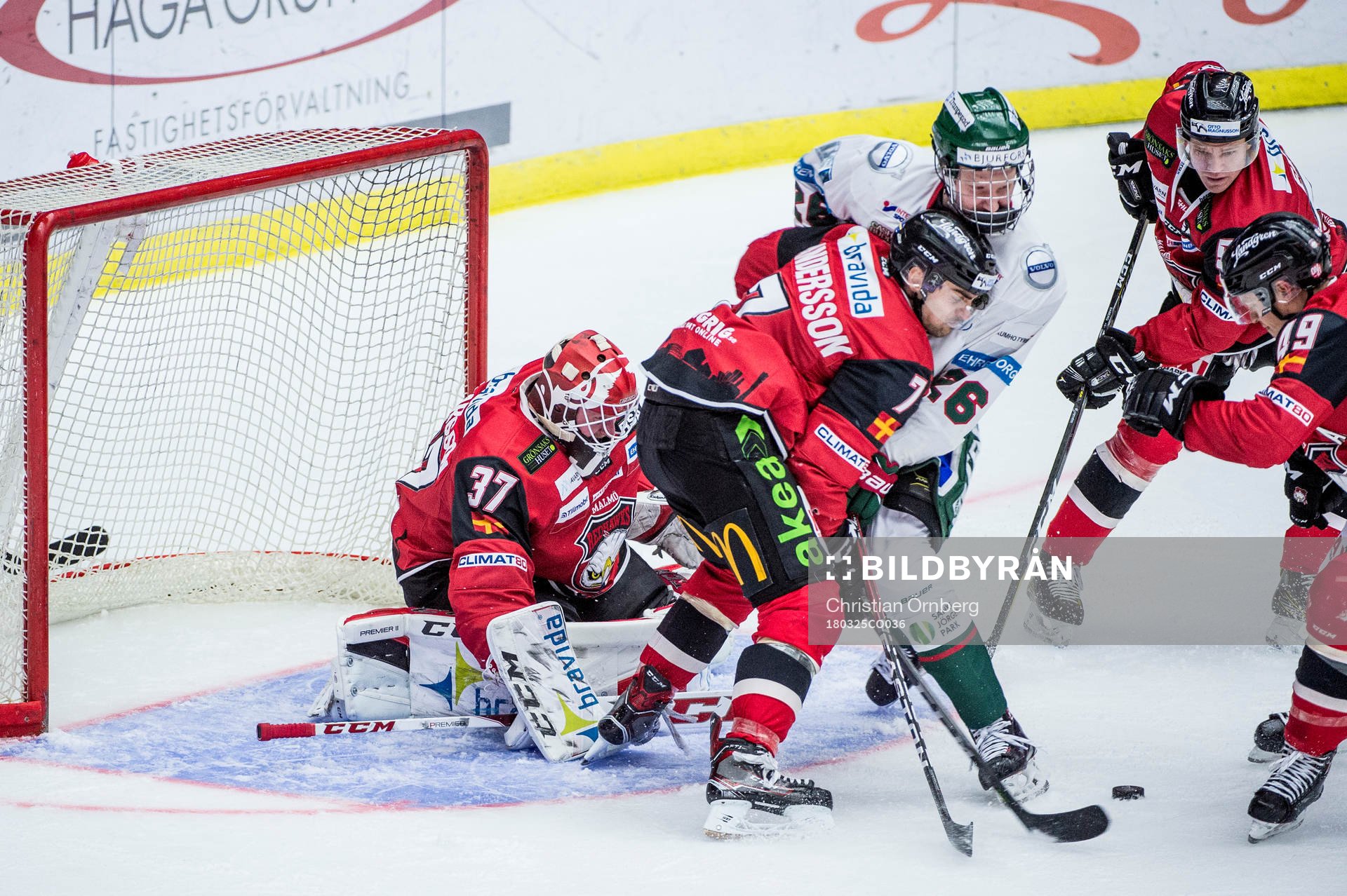 Frölundas Rasmus Dahlin mot Malmö Redhawks målvakt Jonas