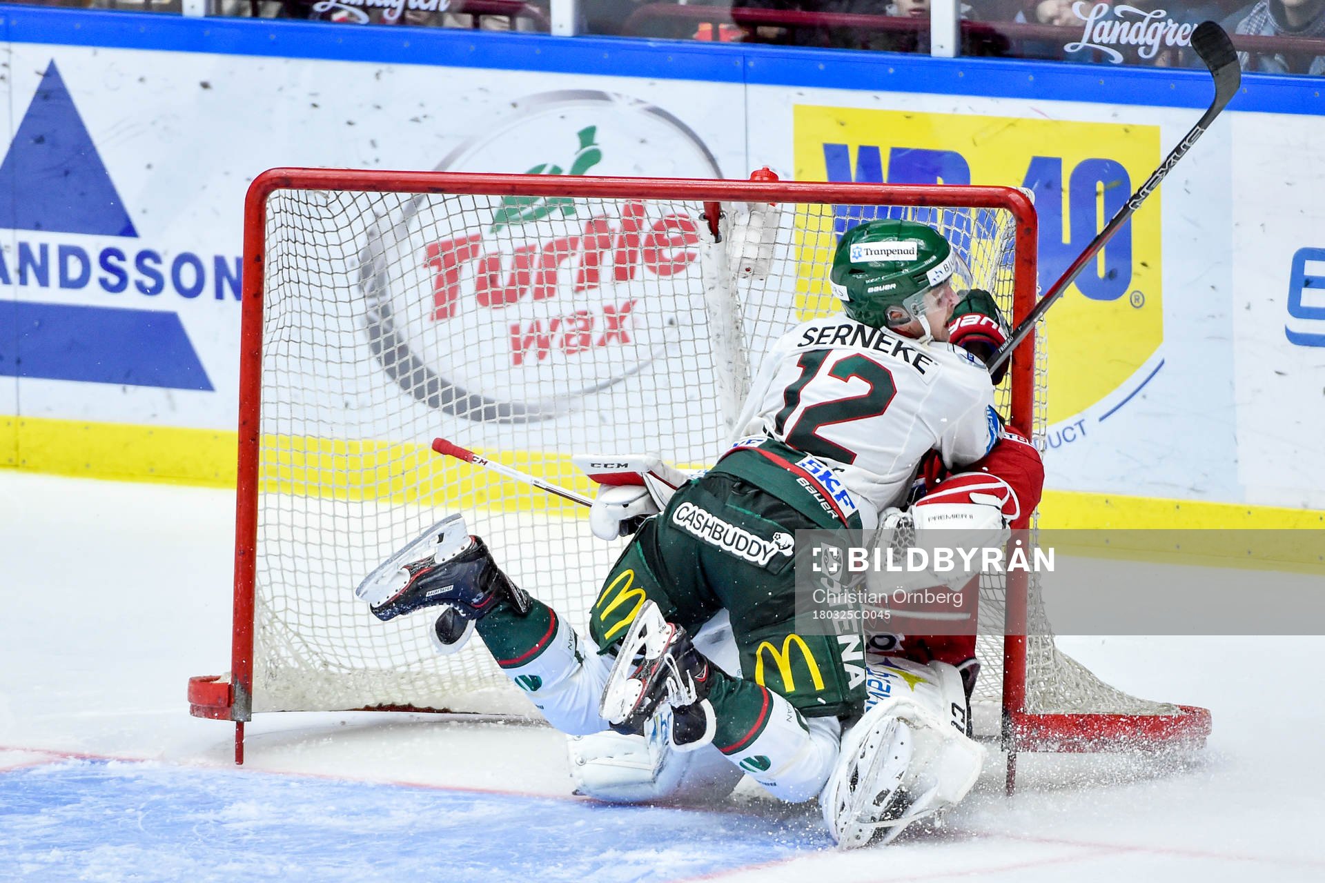 Frölundas Max Friberg kör över Malmö Redhawks målvakt