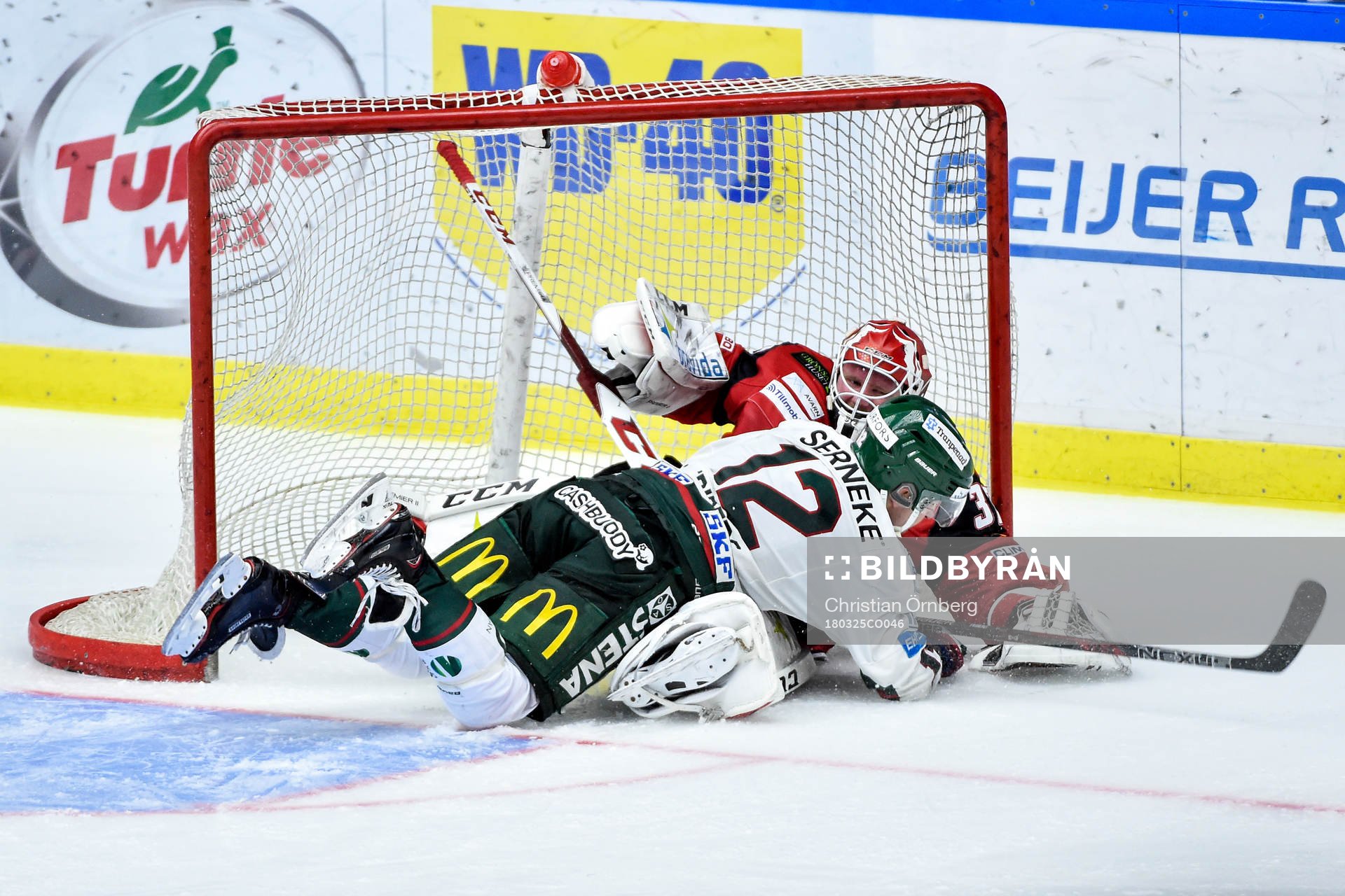 Frölundas Max Friberg kör över Malmö Redhawks målvakt