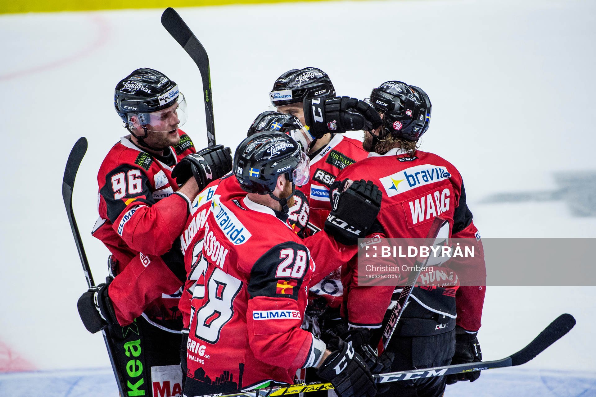 Malmö Redhawks Kim Rosdahl till vänster gör 3-1 och